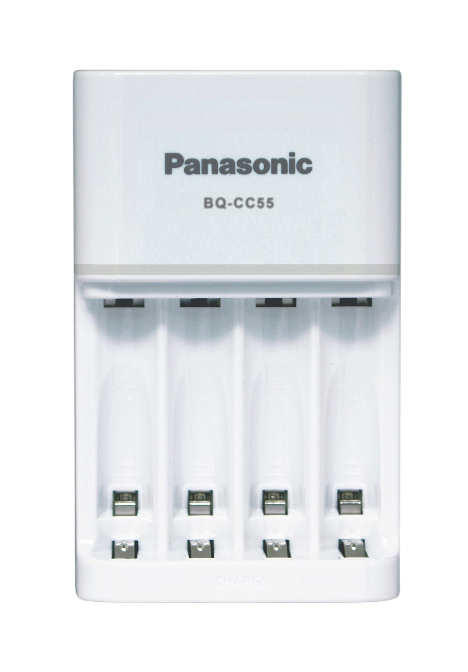 Weißes Panasonic BQ-CC55 Akkuladegerät mit vier Akkuslots.