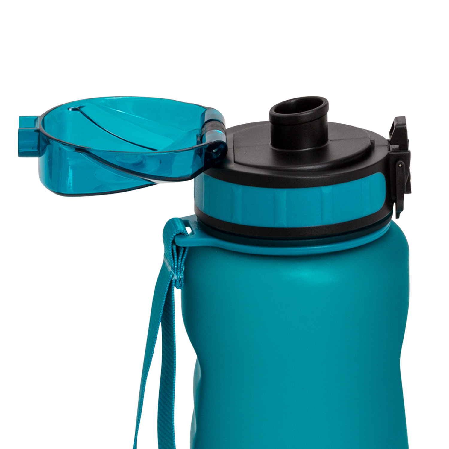 Blaue Wasserflasche mit schwarzem Deckel und blauem Riemen, offen. Weißer Hintergrund, Detailaufnahme.