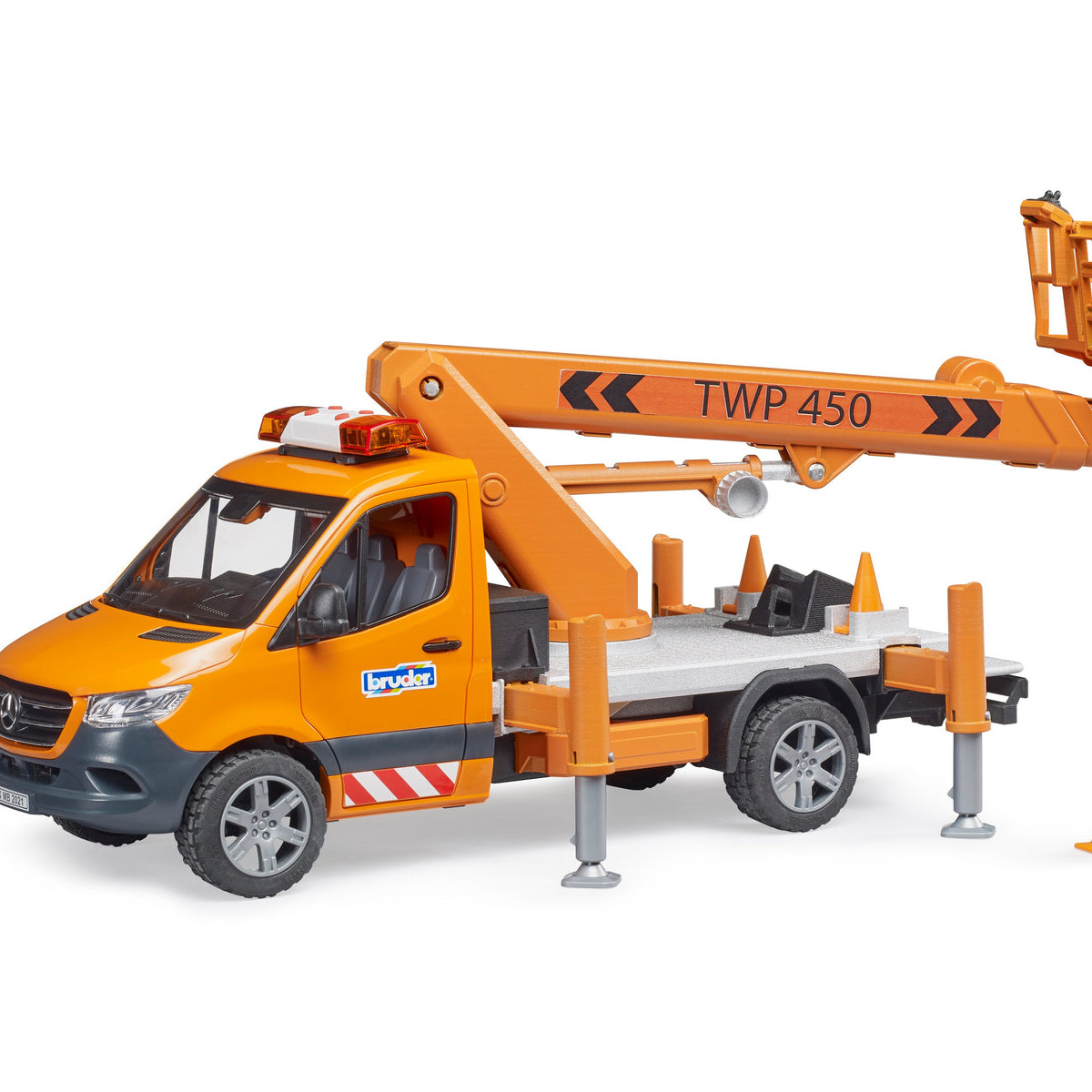 Oranger und grauer Bruder-LKW mit TWP 450-Etikett und weißem Hintergrund.