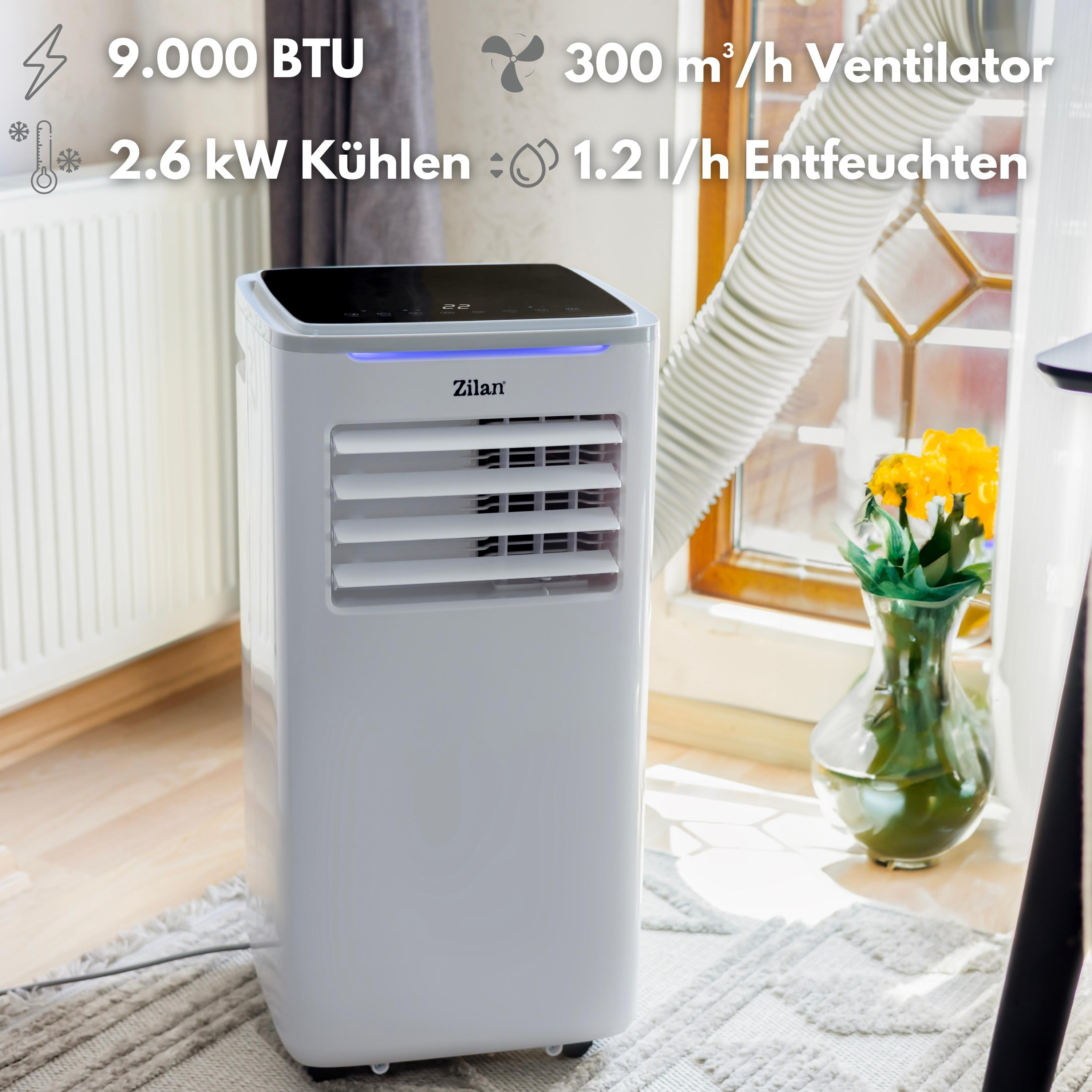 Weißes tragbares Klimagerät mit technischen Daten. Hat ein Display, Bedienelemente und einen Schlauch.