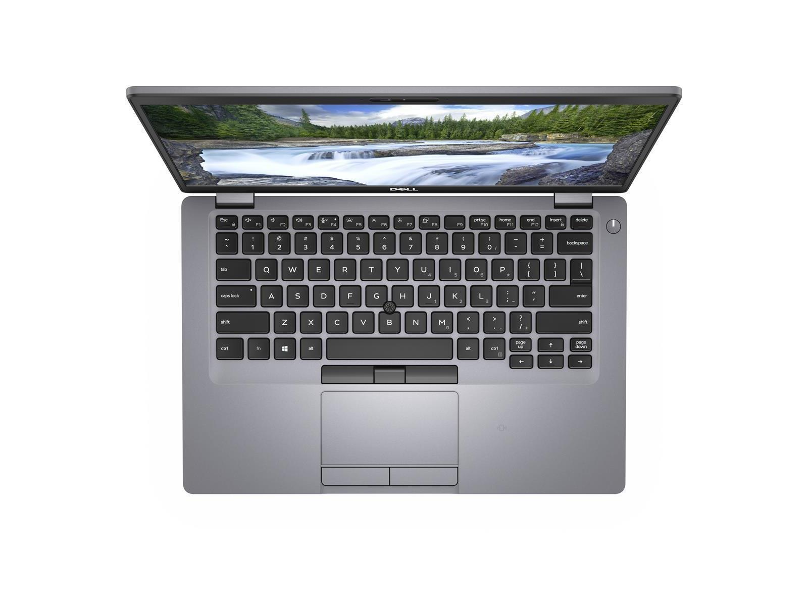 Laptop von oben, geöffnet. Der Bildschirm zeigt eine Landschaft mit Fluss. Weißer Hintergrund.
