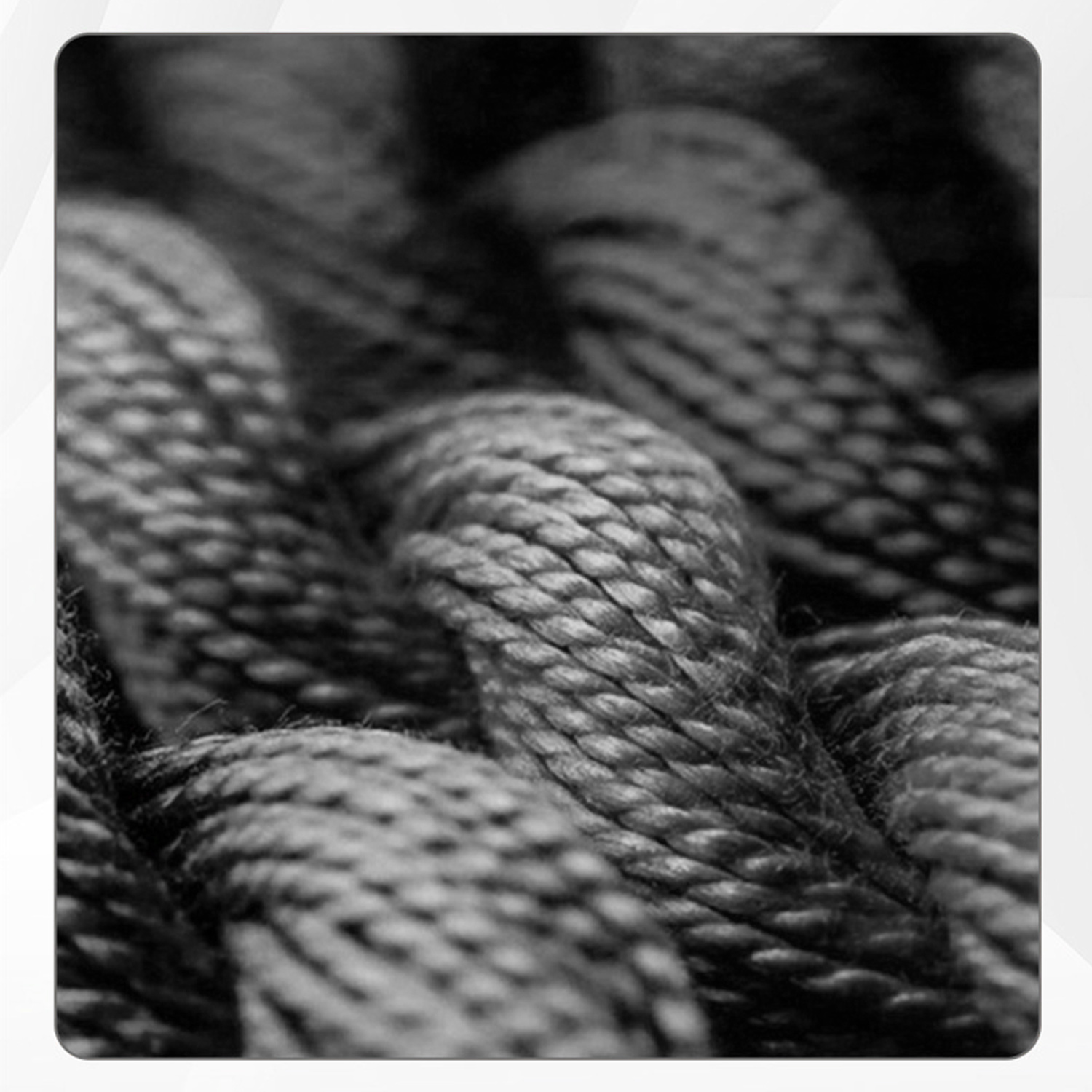 Pleciona lina w skali szarości, makro, podkreślające teksturę i szczegóły.