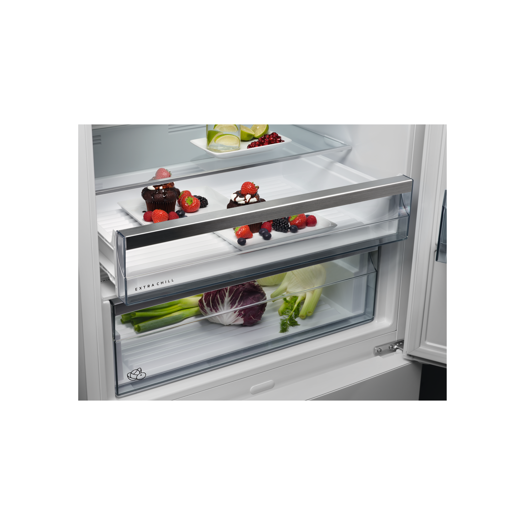 Een koelkastinterieur met desserts en groenten op de planken.