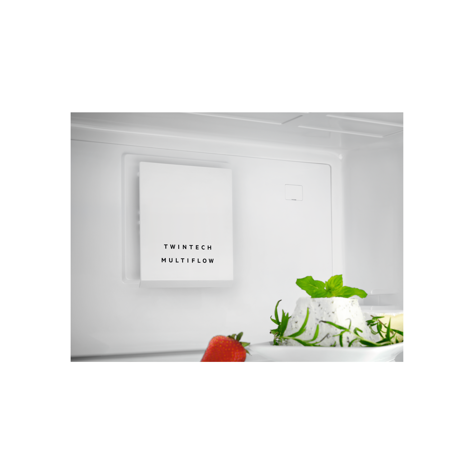 Interieur van een koelkast met een wit paneel met het label 'Twintech Multiflow'.