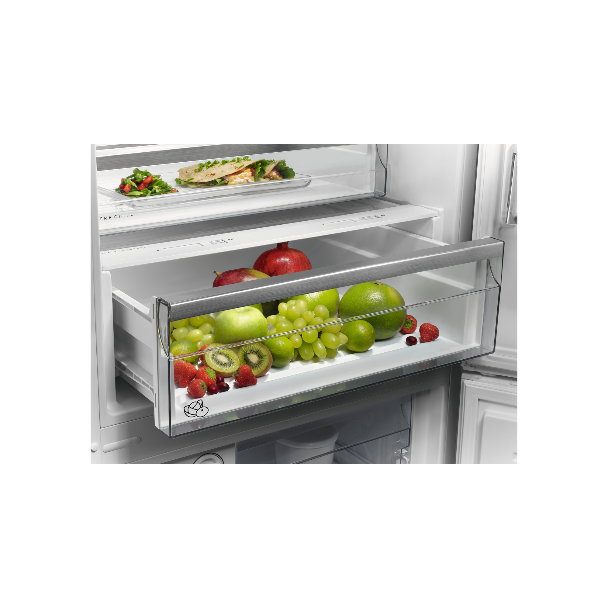 Koelkastlade gevuld met fruit zoals druiven, aardbeien en kiwi.
