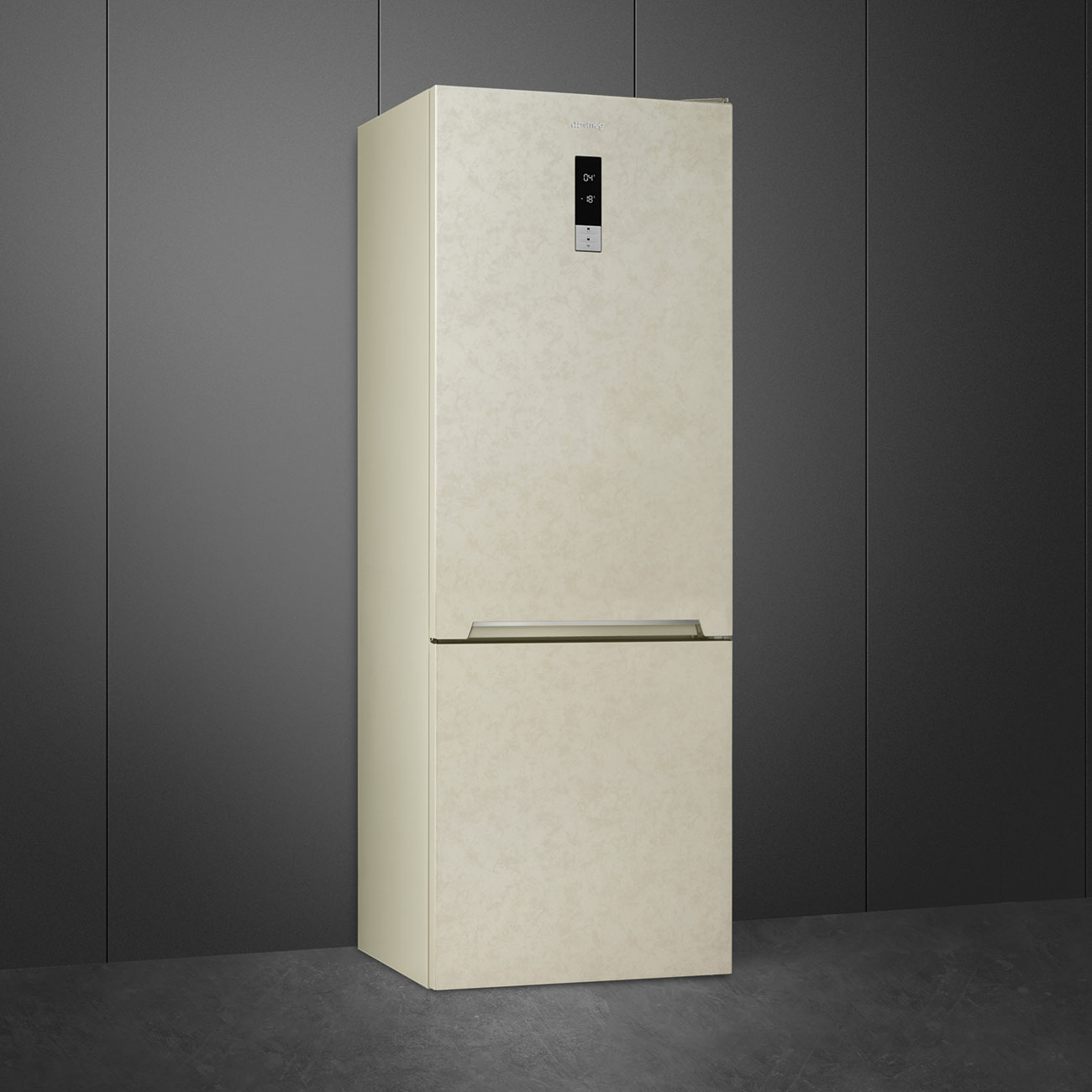 Un frigorifero beige con congelatore inferiore e display digitale su una parete grigia.