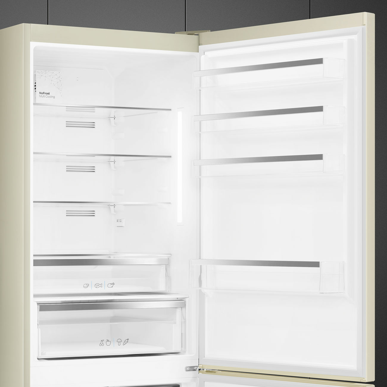 Un frigorifero beige aperto con ripiani, cassetti e una luce interna brillante.