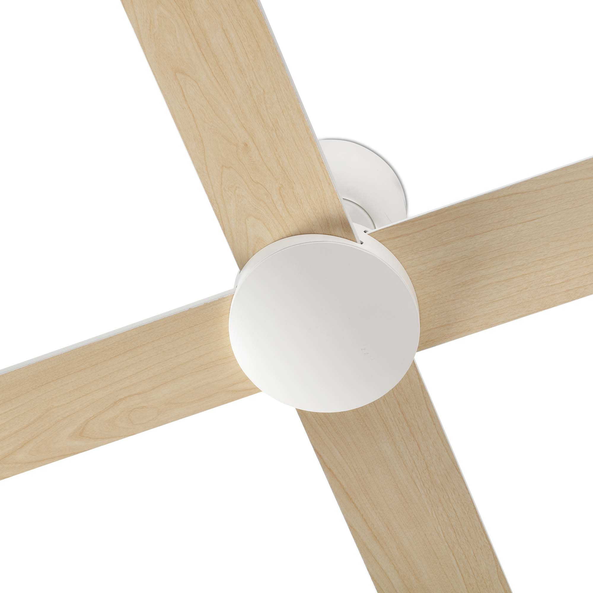 Ein Deckenventilator aus einem niedrigen Winkel, mit Holzblättern und einem weißen Motorgehäuse.