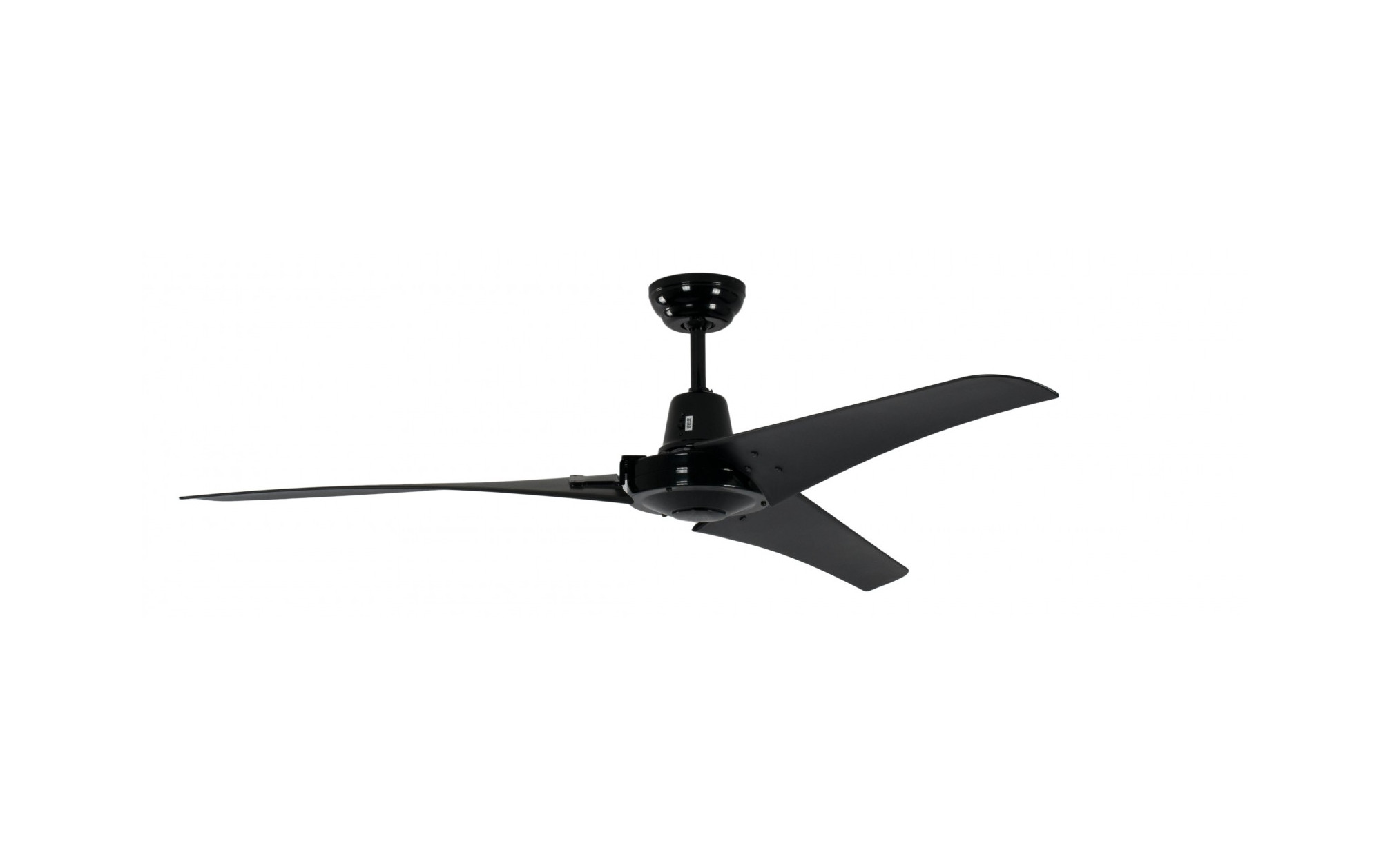 Schwarzer Deckenventilator mit drei Flügeln. Weißer Hintergrund.