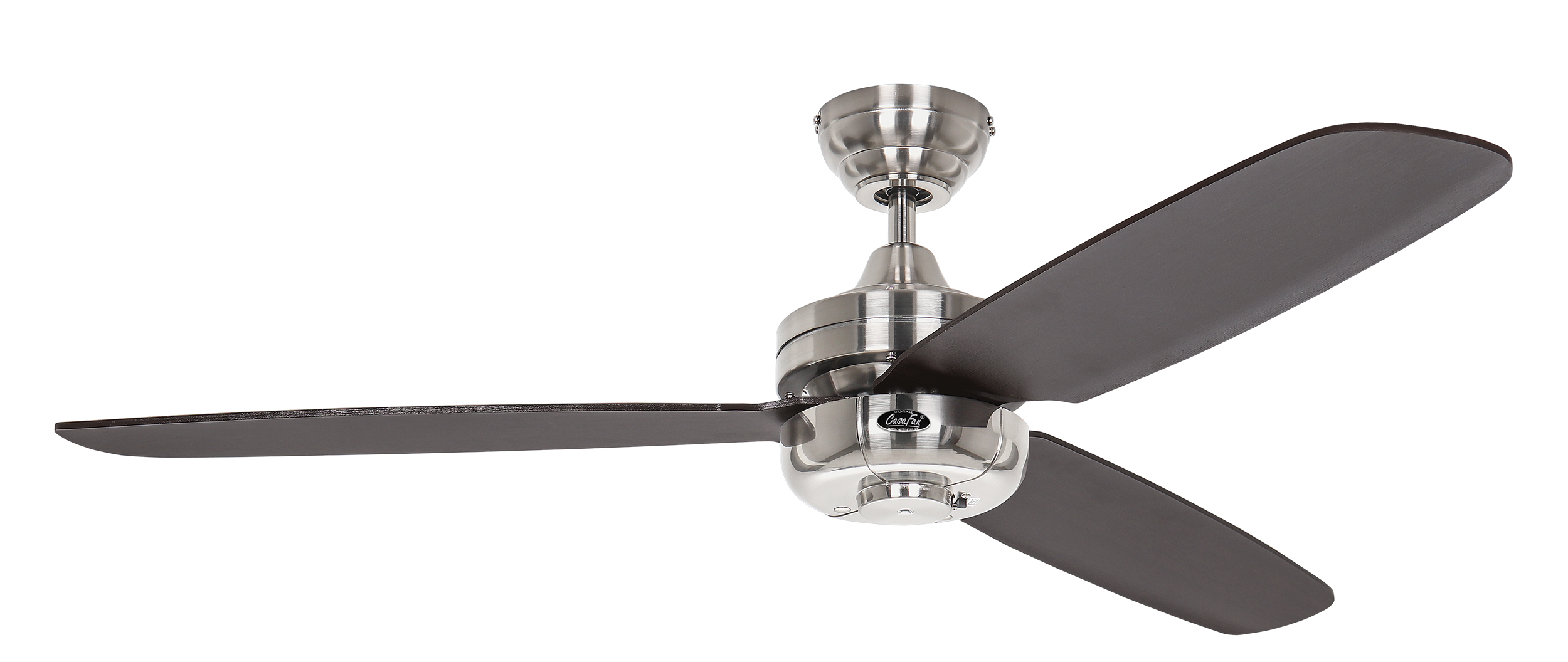 Ventilatore da soffitto con tre pale marrone scuro e un alloggiamento motore argentato. Sfondo bianco.