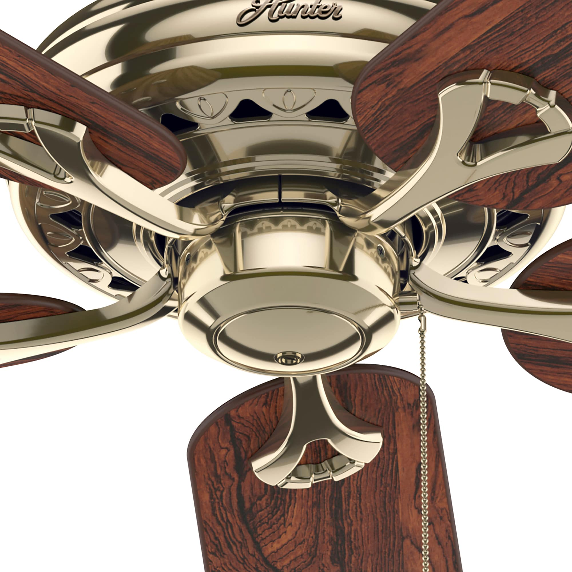 Nahaufnahme eines Hunter-Deckenventilators mit Holzflügeln und Messinggehäuse.