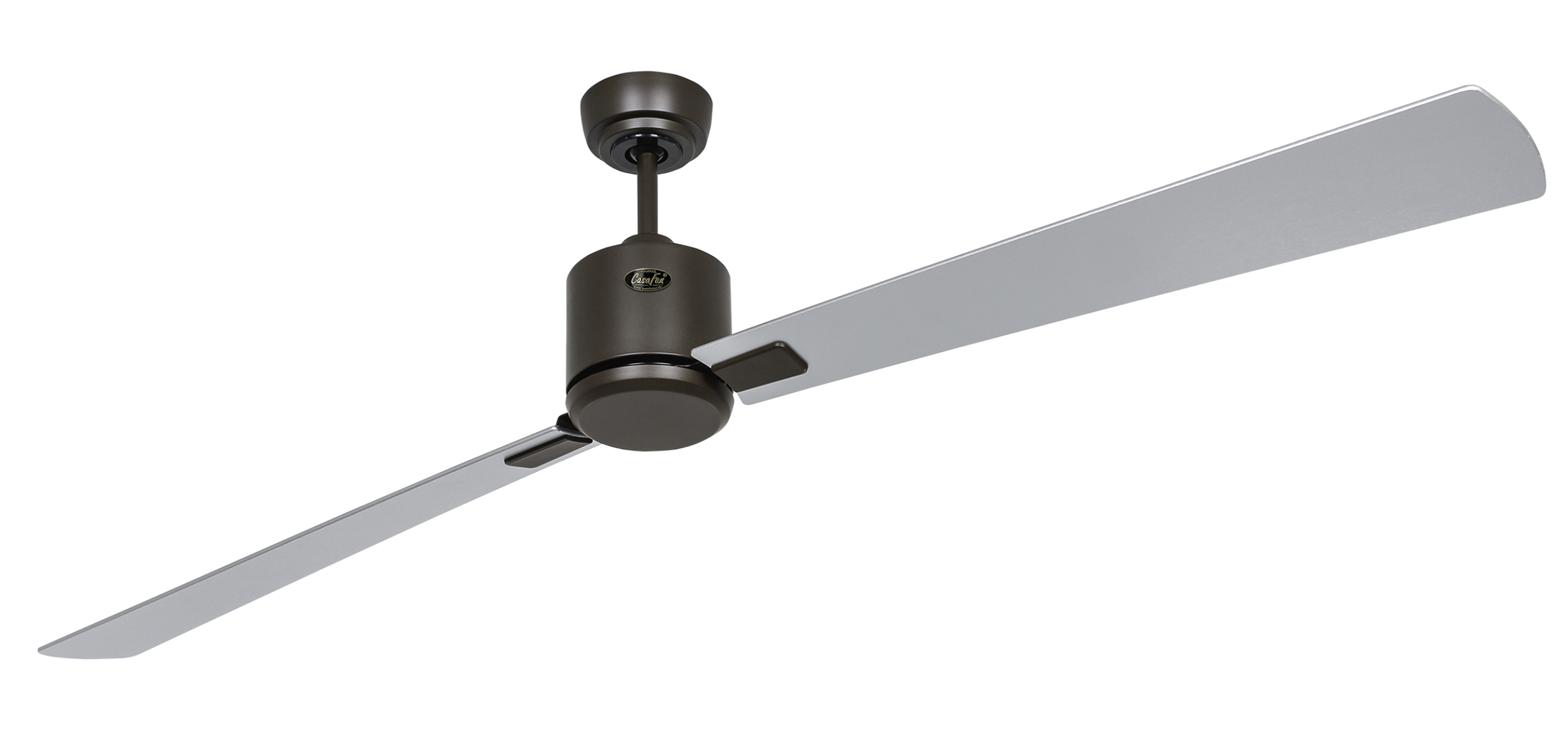 Ventilatore da soffitto a due pale. Le pale sono argentate e il motore marrone.