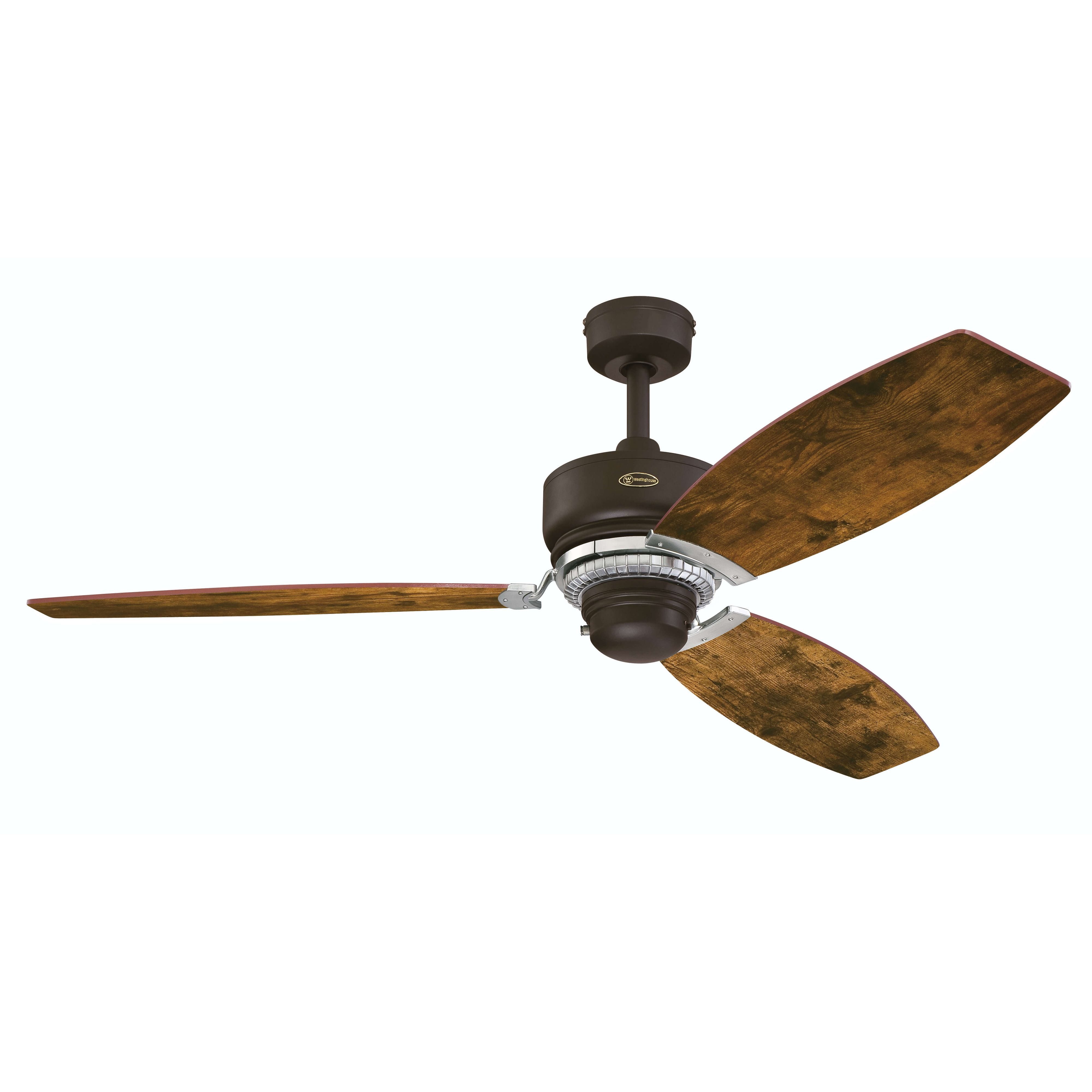 Deckenventilator mit drei Holz-Look-Blättern und braunem Motor. Weißer Hintergrund.