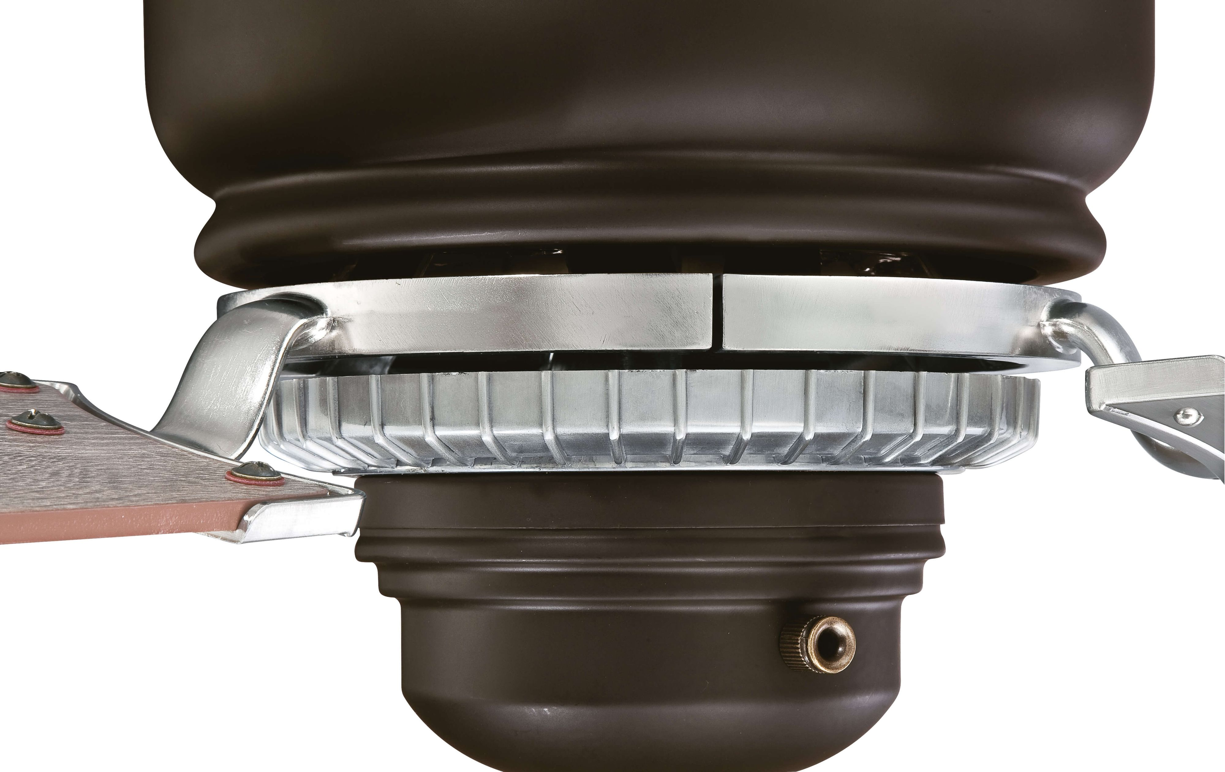 Nahaufnahme des Motorgehäuses und der Blätter eines Deckenventilators mit braunem Motor und Holzblättern.