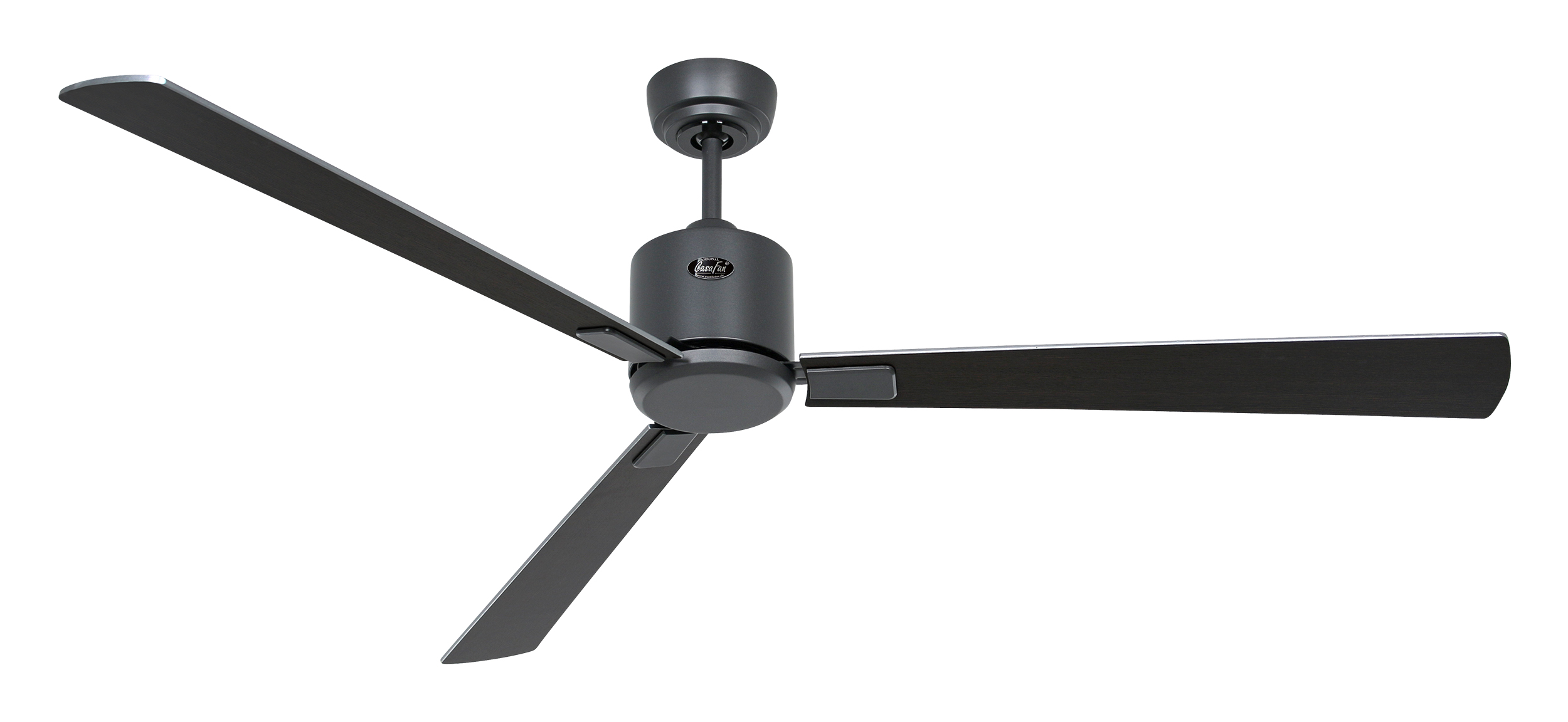 Un ventilatore da soffitto grigio scuro con tre pale. Le pale sono dritte e si estendono dal centro.