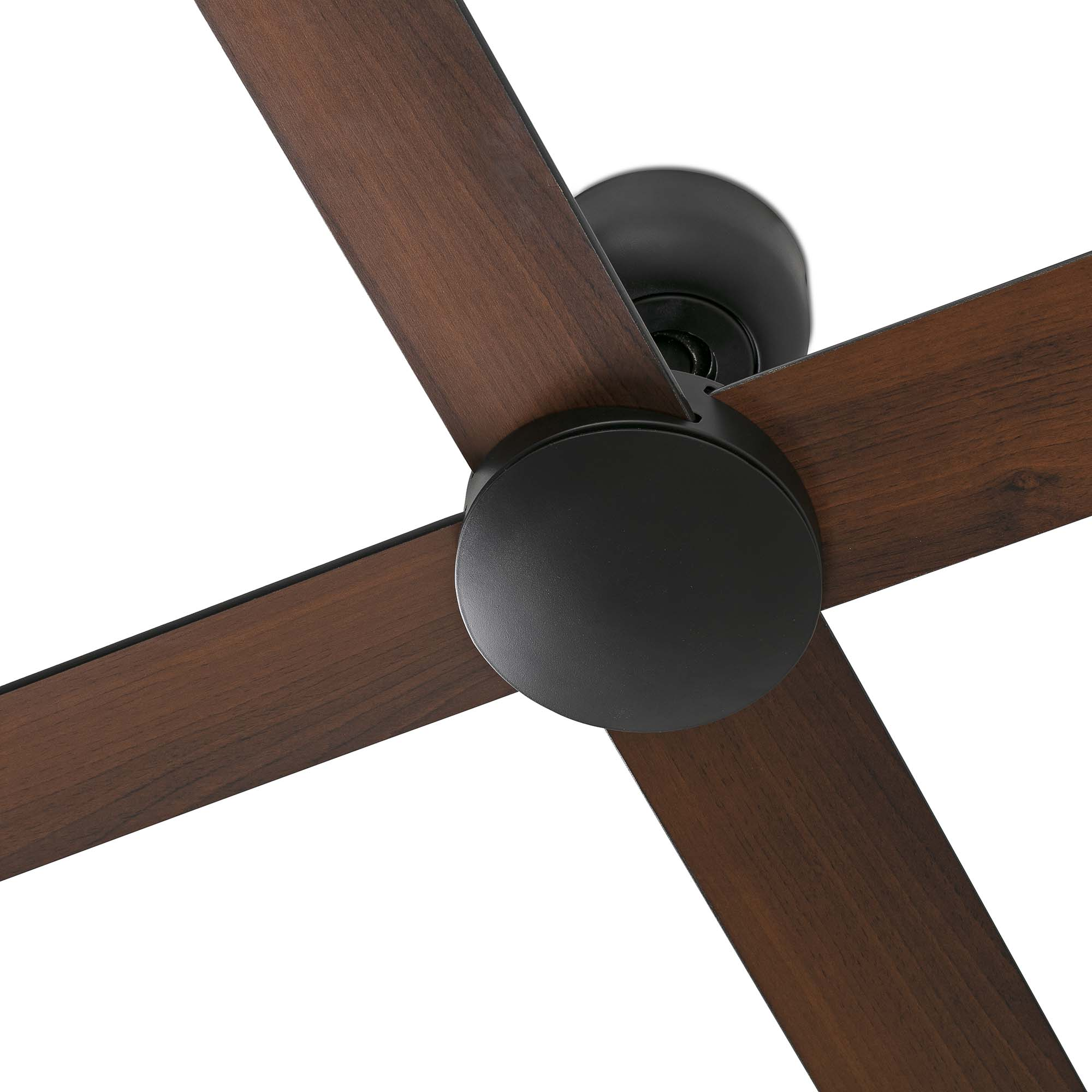 Ein Deckenventilator mit dunklen Holzflügeln und einem schwarzen Motorgehäuse.