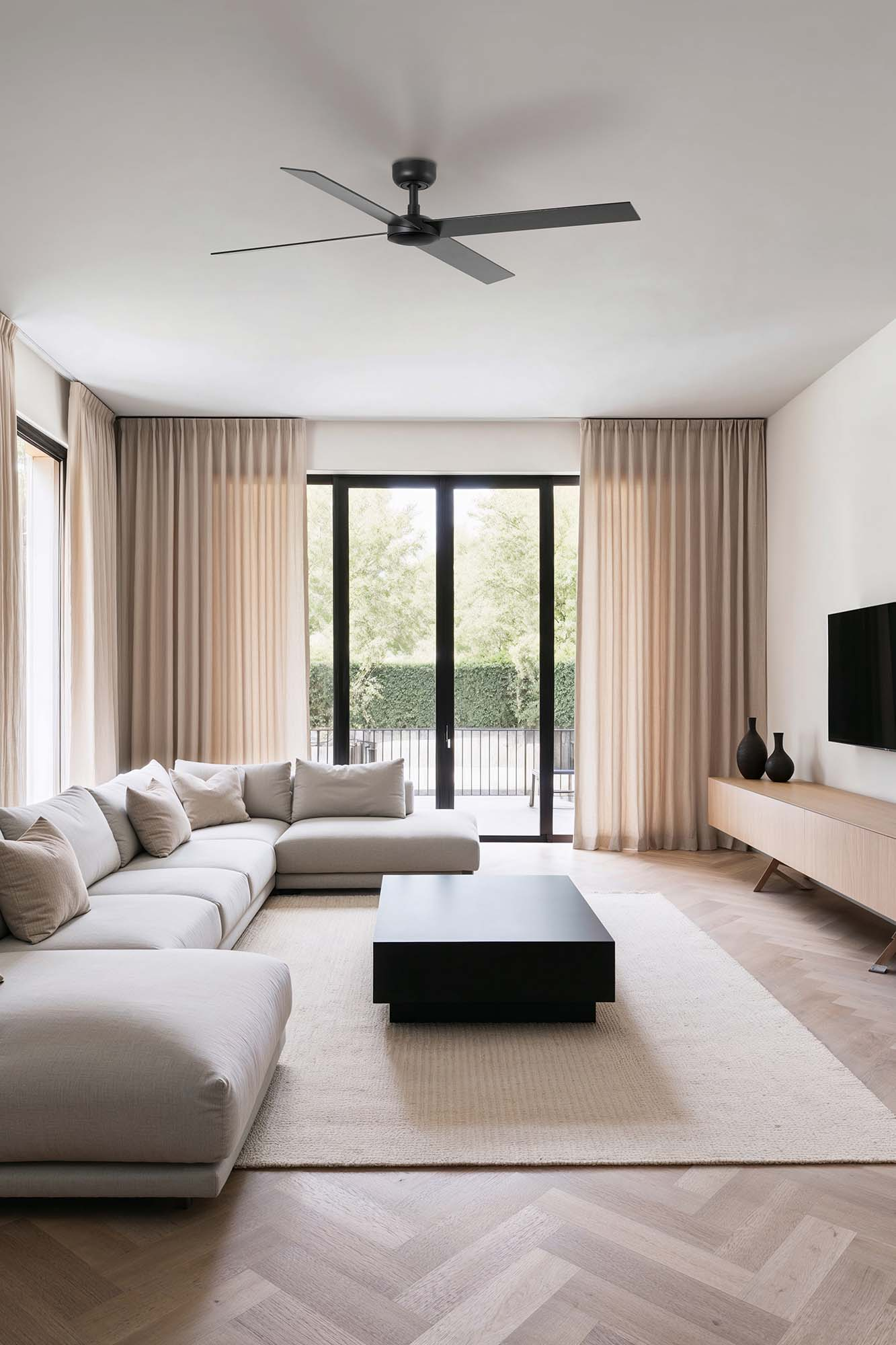 Modernes Wohnzimmer mit Ecksofa und schwarzem Couchtisch.