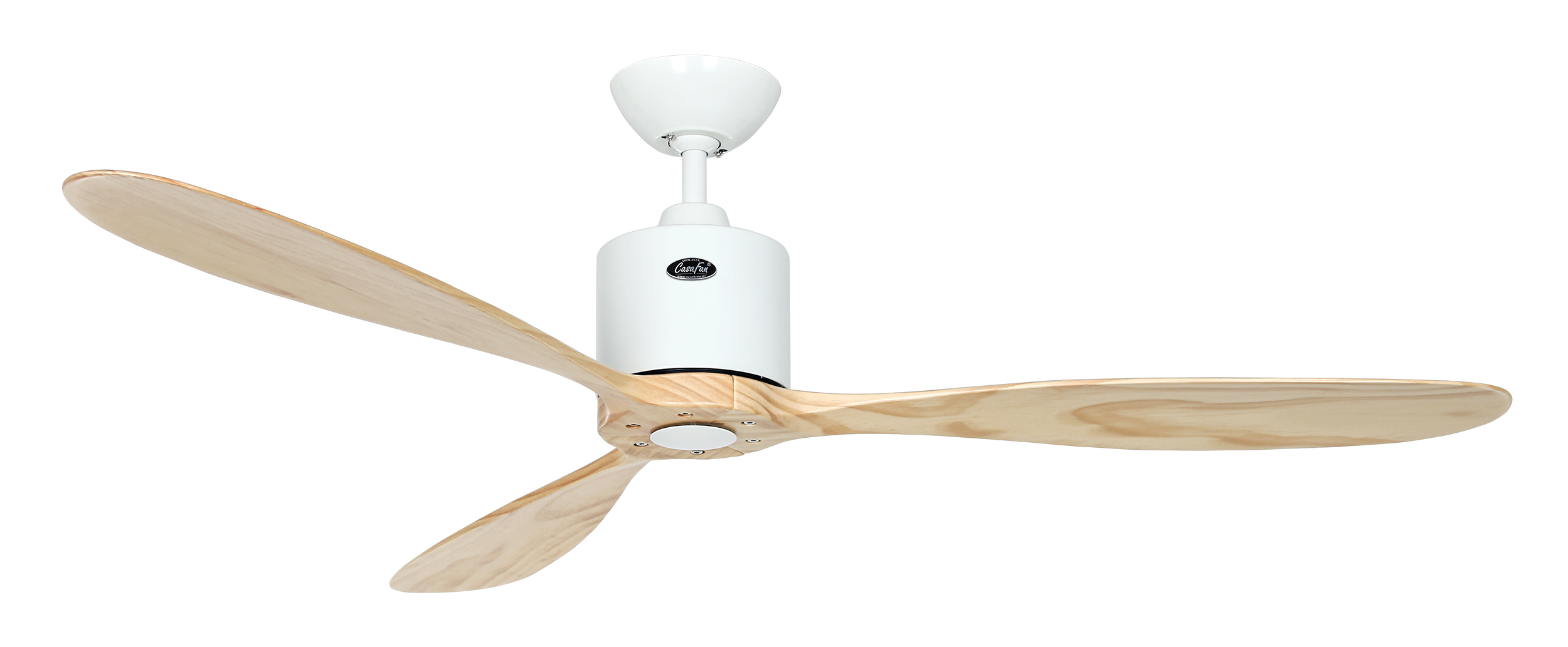 Un ventilatore da soffitto bianco con tre pale in legno su sfondo bianco.