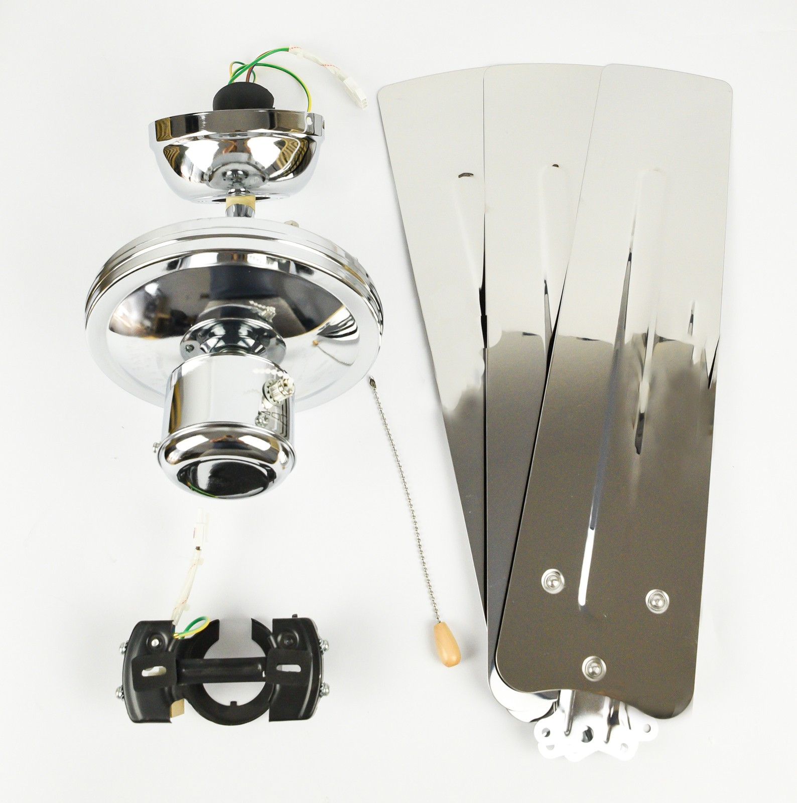 Zerlegte Deckenventilator-Komponenten. Chrom-Motorgehäuse, Flügel und Montageteile.