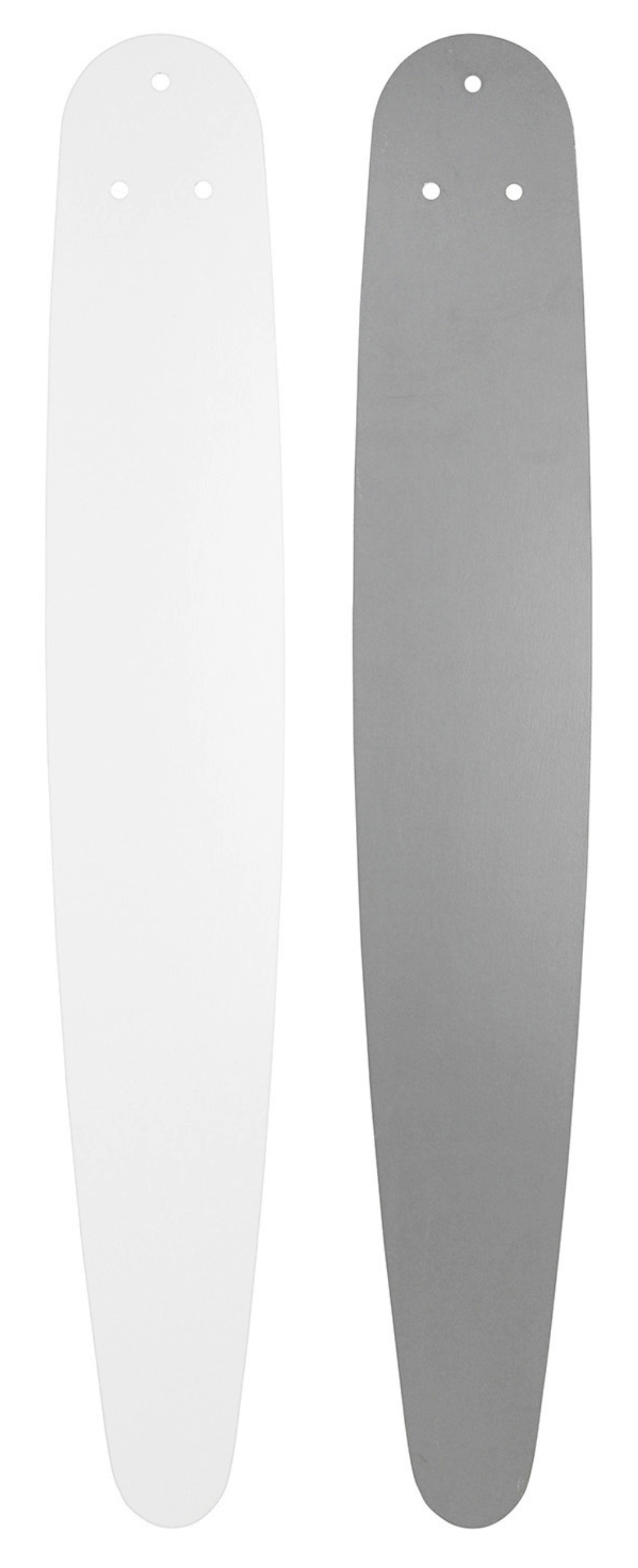 Zwei weiße und graue Deckenventilatorflügel nebeneinander.