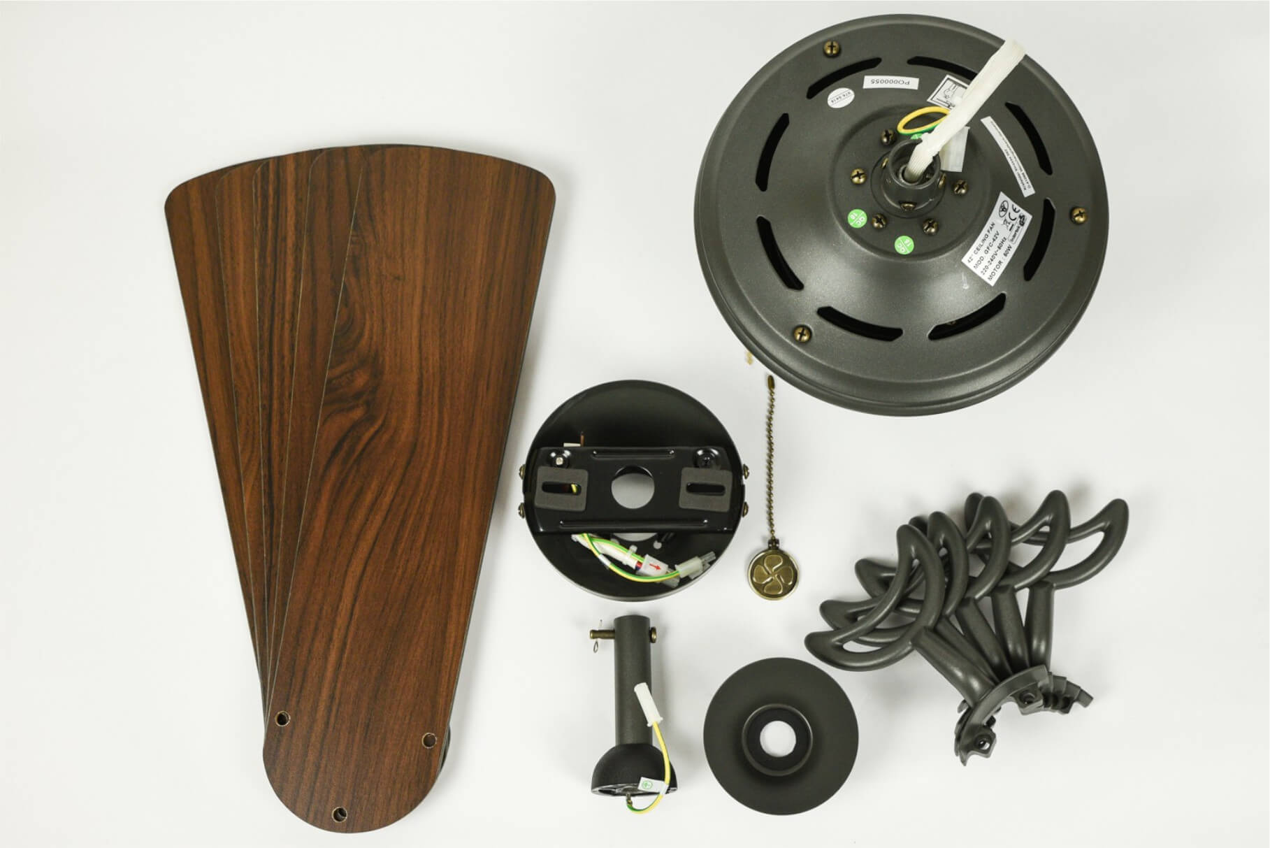 Deckenventilator-Teile: Flügel, Motorgehäuse, Montagehalterung und Verkabelung.