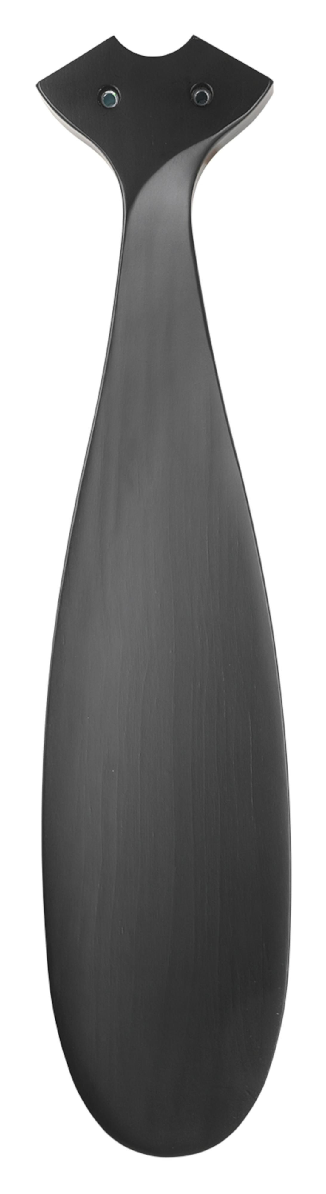 Una singola pala di ventilatore da soffitto nera e curva su sfondo bianco.