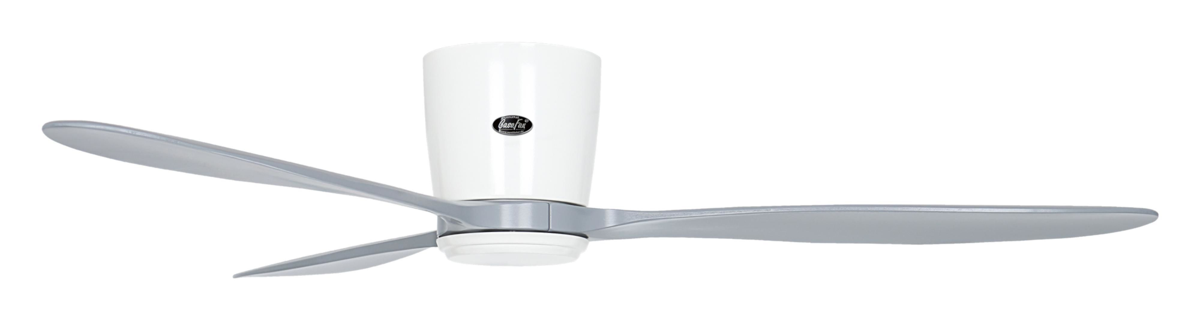 Un ventilatore da soffitto bianco con tre pale grigie. L'alloggiamento del motore è bianco e argento.