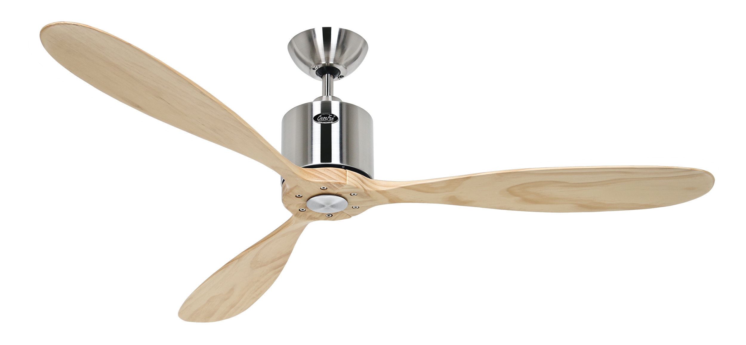 Ventilatore da soffitto con tre pale in legno, un motore argentato e sfondo bianco.