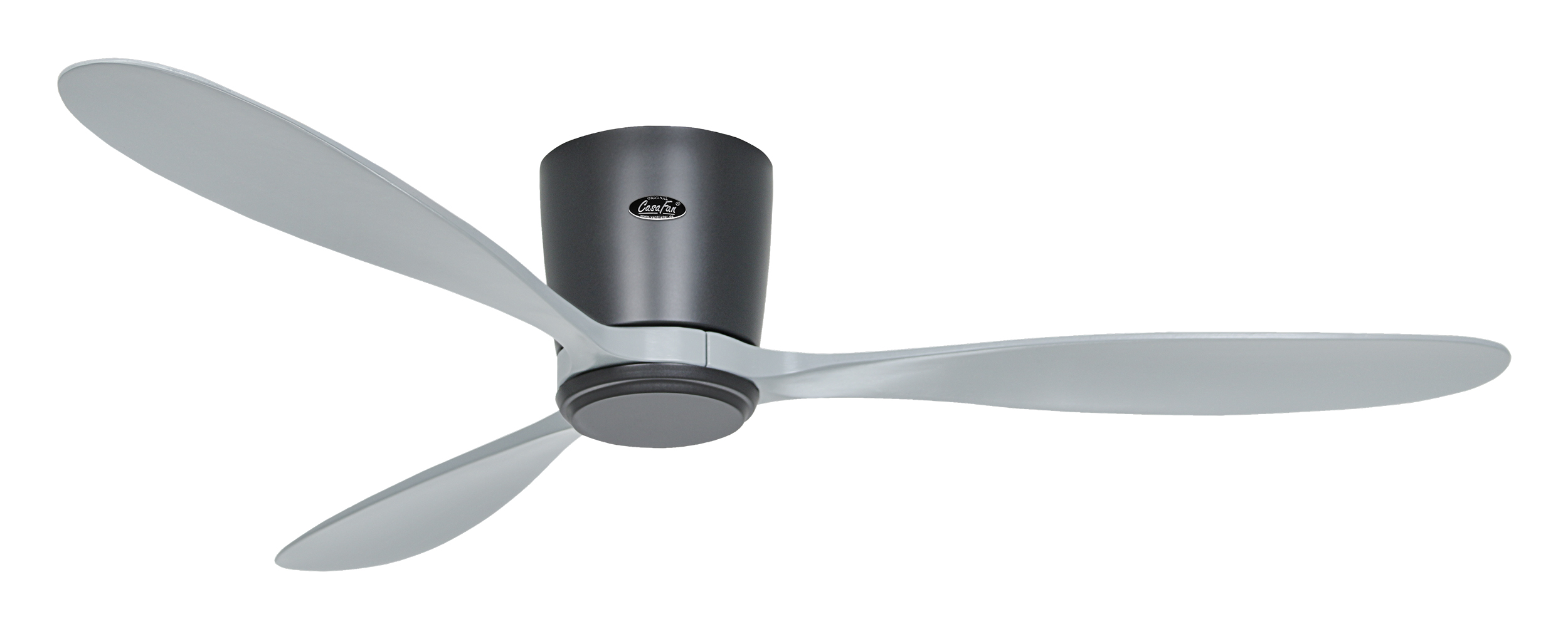 Ventilatore a soffitto con tre pale grigio chiaro e un alloggiamento motore grigio scuro. Lo sfondo è bianco.