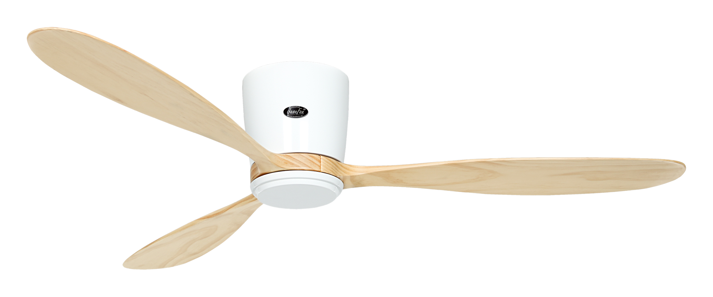 Ein weißer Deckenventilator mit drei Holzflügeln wird vor weißem Hintergrund gezeigt.