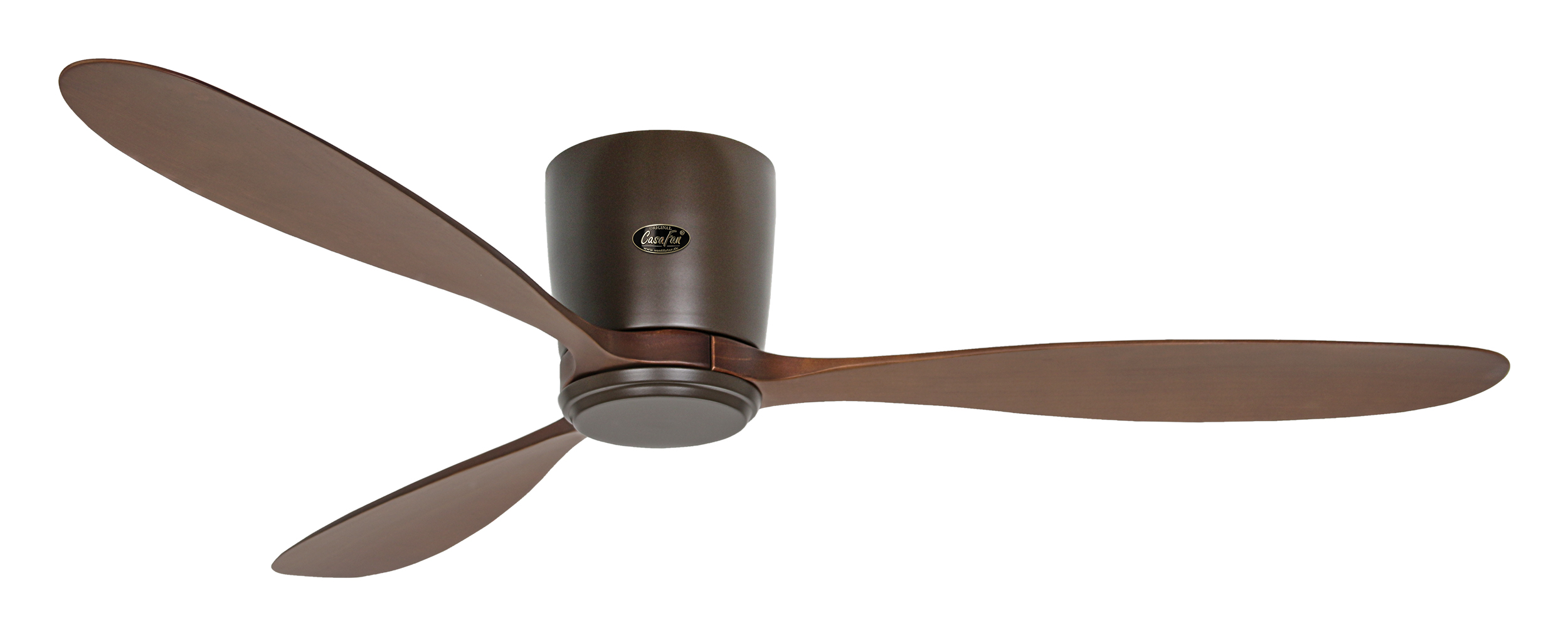 Ventilatore a soffitto marrone con tre pale. Le pale sono curve e la ventola è spenta. L'alloggiamento del motore è marrone.