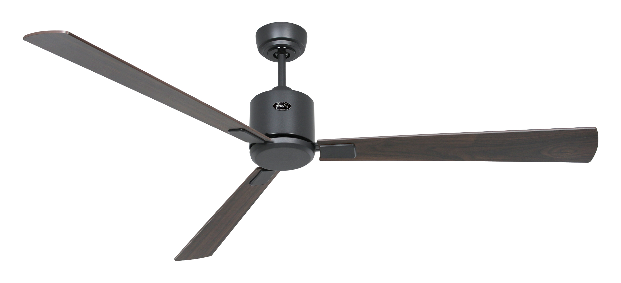 Un ventilatore da soffitto con tre pale in legno scuro e un alloggiamento motore grigio scuro. Sfondo bianco.