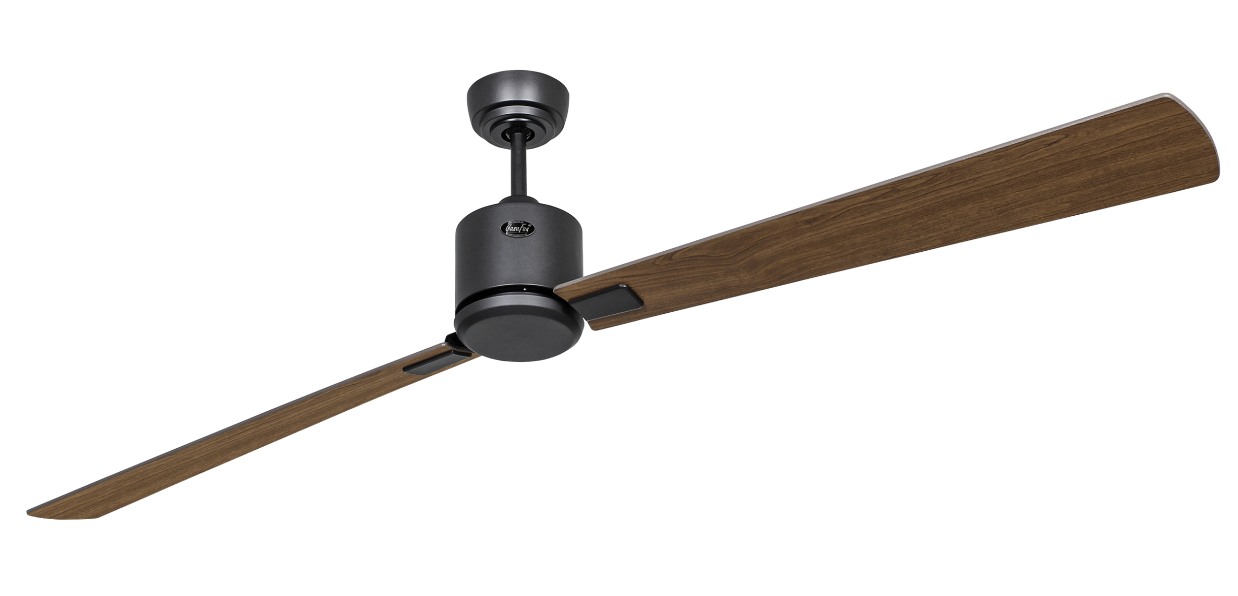 Deckenventilator mit zwei braunen Flügeln und einem dunkelgrauen Motor. Weißer Hintergrund.