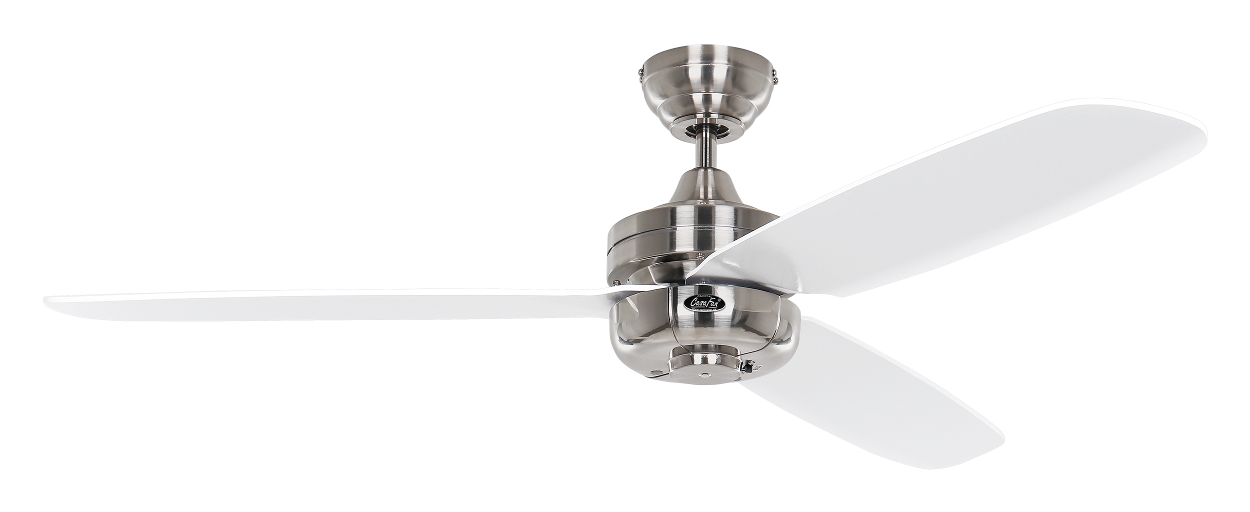 Un ventilatore da soffitto con tre pale bianche e un alloggiamento motore argentato spazzolato, ripreso dal basso su sfondo bianco.