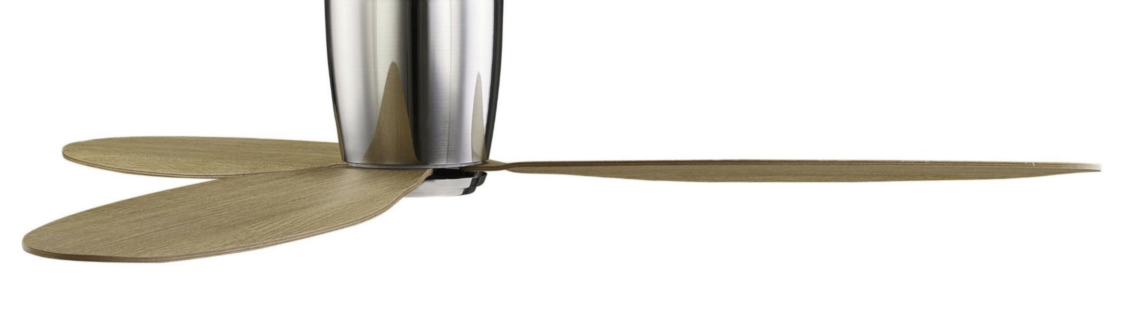 Ein Deckenventilator mit drei Holzblättern und einem silbernen Motorgehäuse, auf weißem Hintergrund.