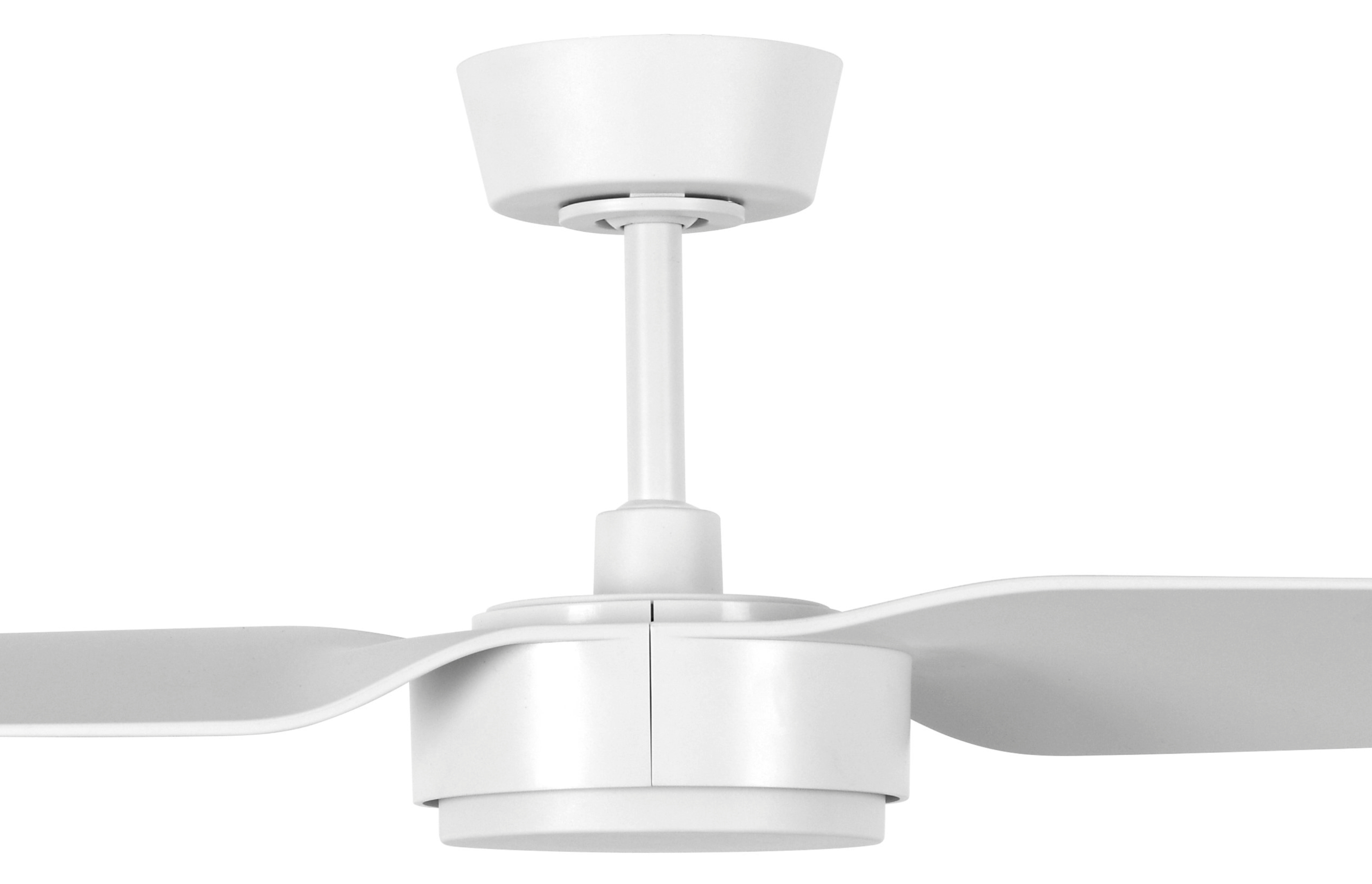 Weißer Deckenventilator, Nahaufnahme von Motor und Blättern, vor weißem Hintergrund.