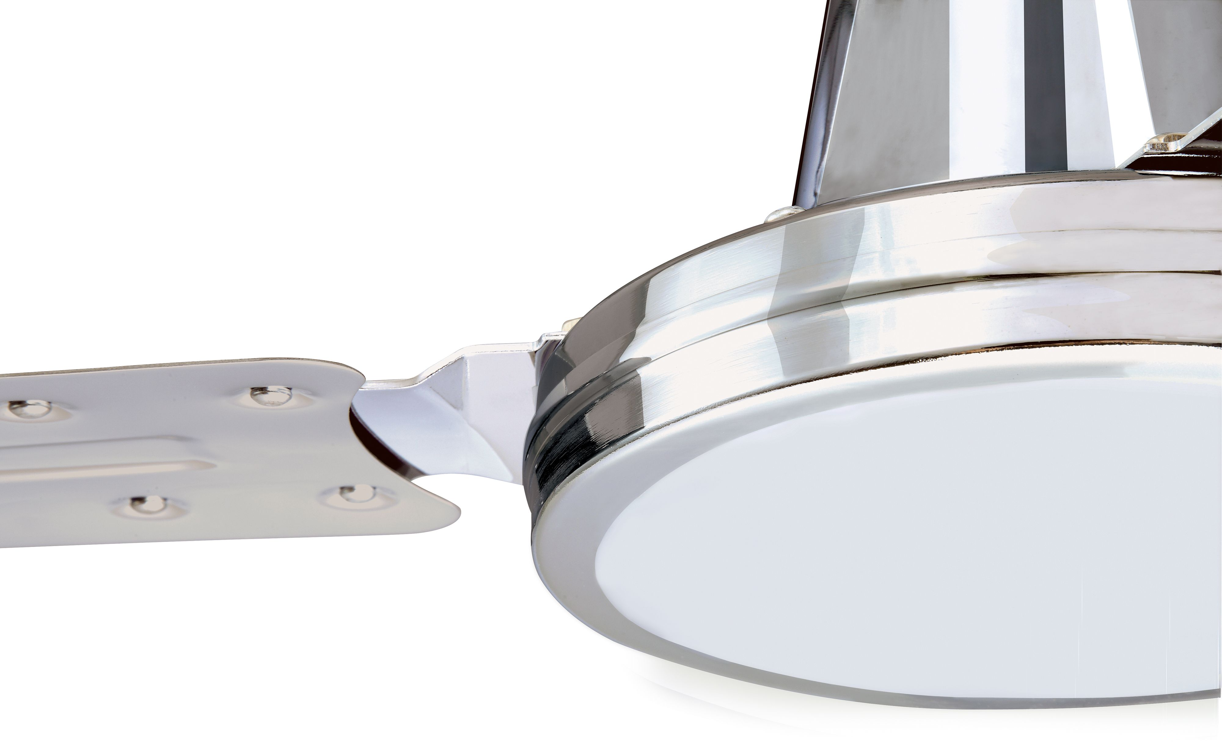 Nahaufnahme eines Deckenventilators mit Chrom-Finish und weißem Licht. Die Flügel sind silberfarben.