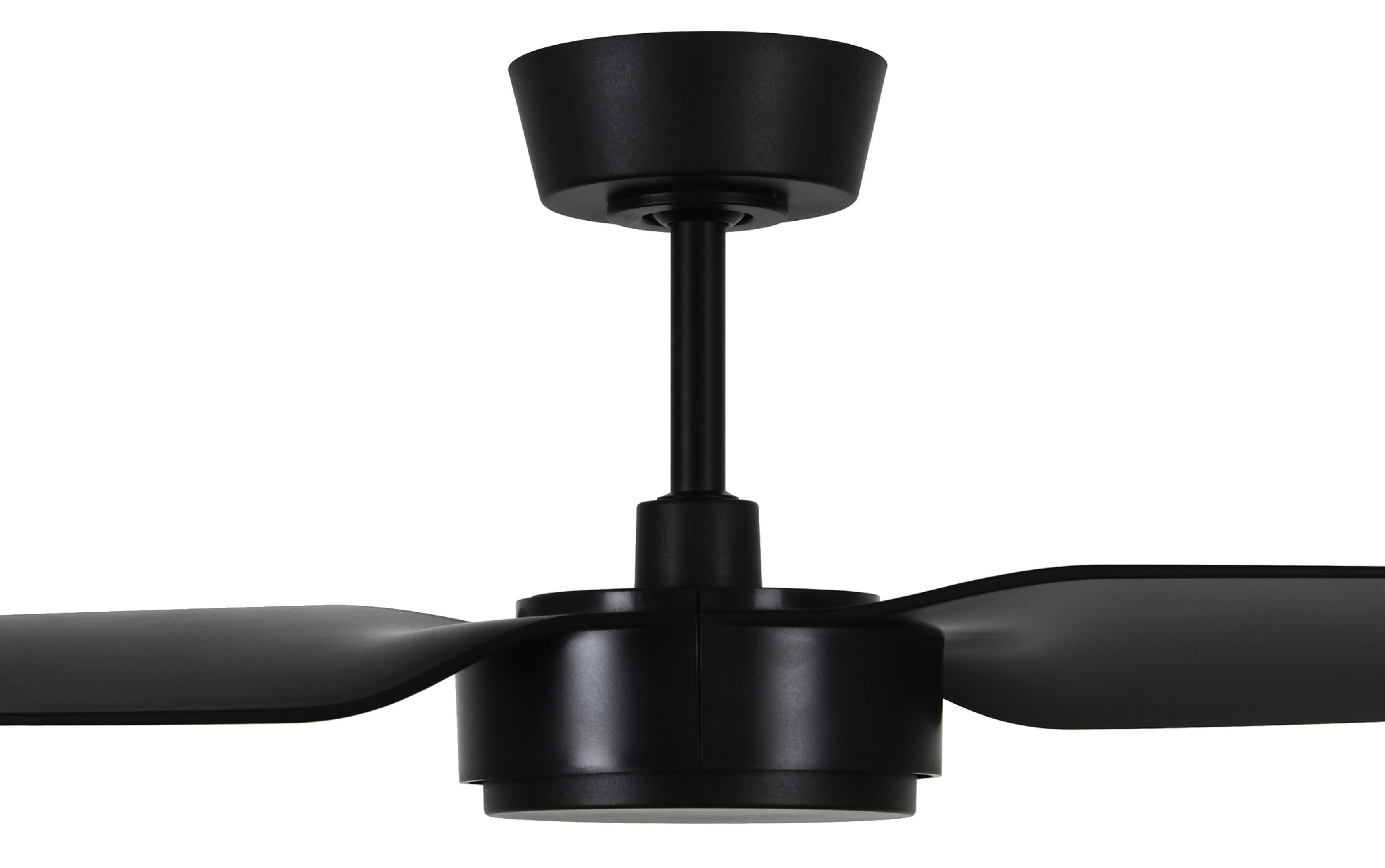 Schwarzer Deckenventilator mit drei Flügeln, an weißer Decke montiert.