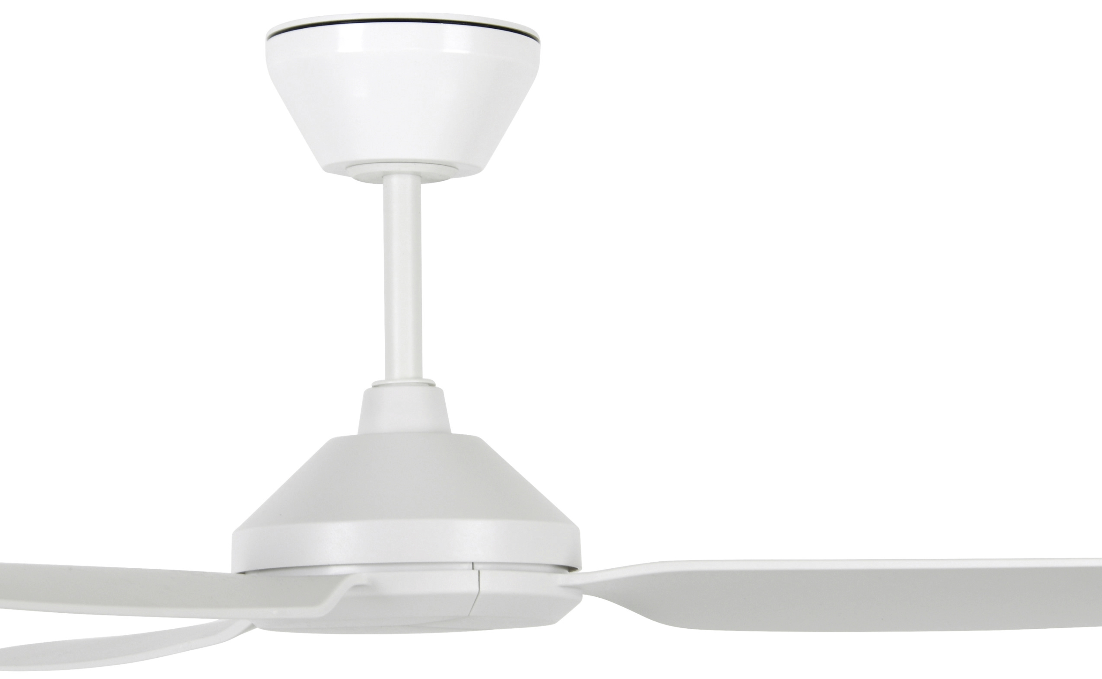 Ein weißer Deckenventilator mit drei Flügeln. Das Motorgehäuse und die Flügel sind weiß.