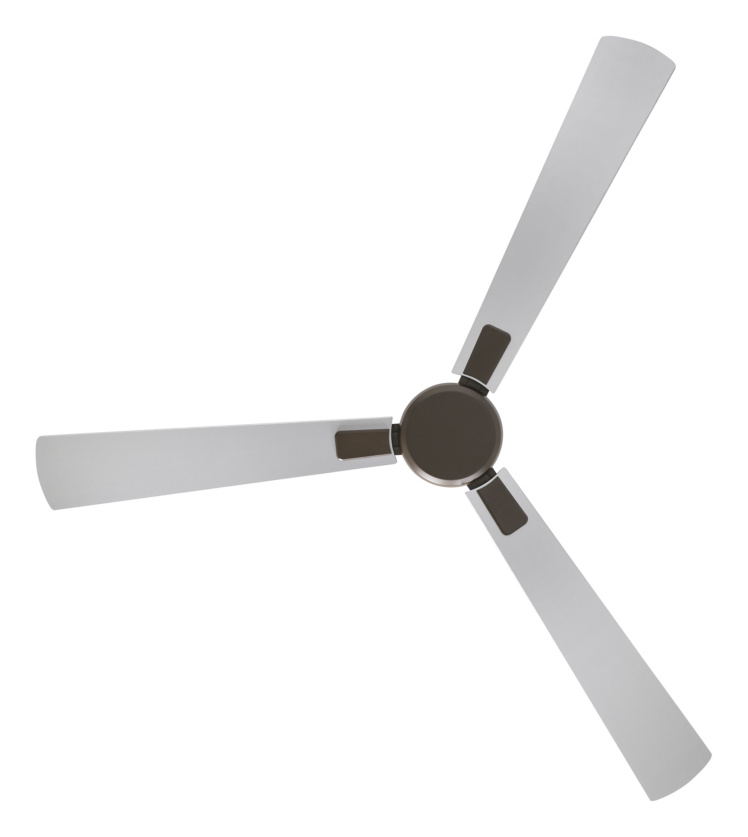 Ventilatore a soffitto a tre pale su sfondo bianco. Pale argentate, centro scuro.