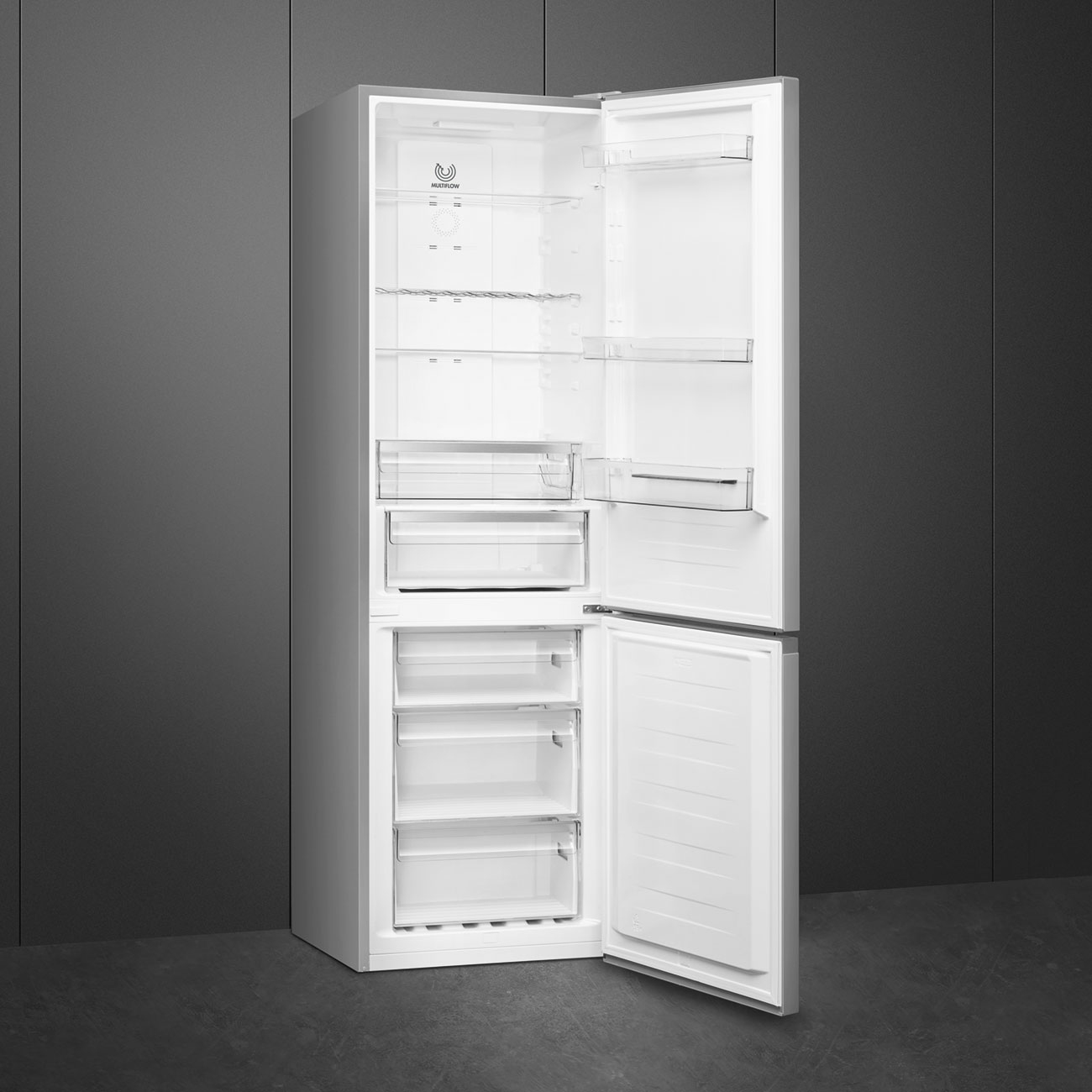 Un refrigerador blanco con la puerta abierta, revelando estantes y cajones.