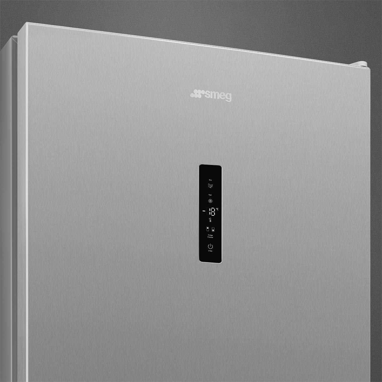 Puerta de refrigerador plateada con pantalla y el logo Smeg.