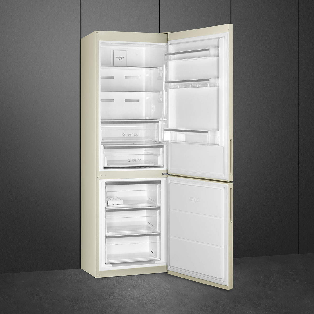 Frigorifero beige con porte aperte, che mostra ripiani e cassetti.