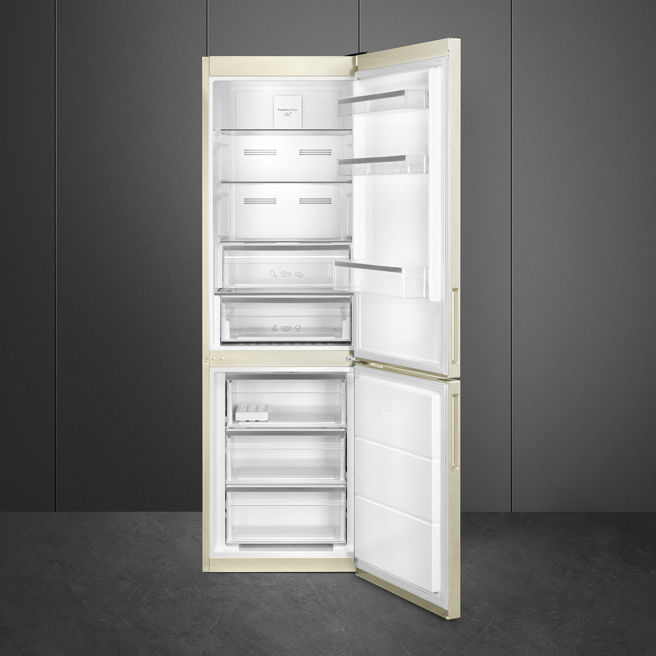Un frigorifero con entrambe le porte aperte, che mostra scomparti interni e ripiani. Esterno beige.