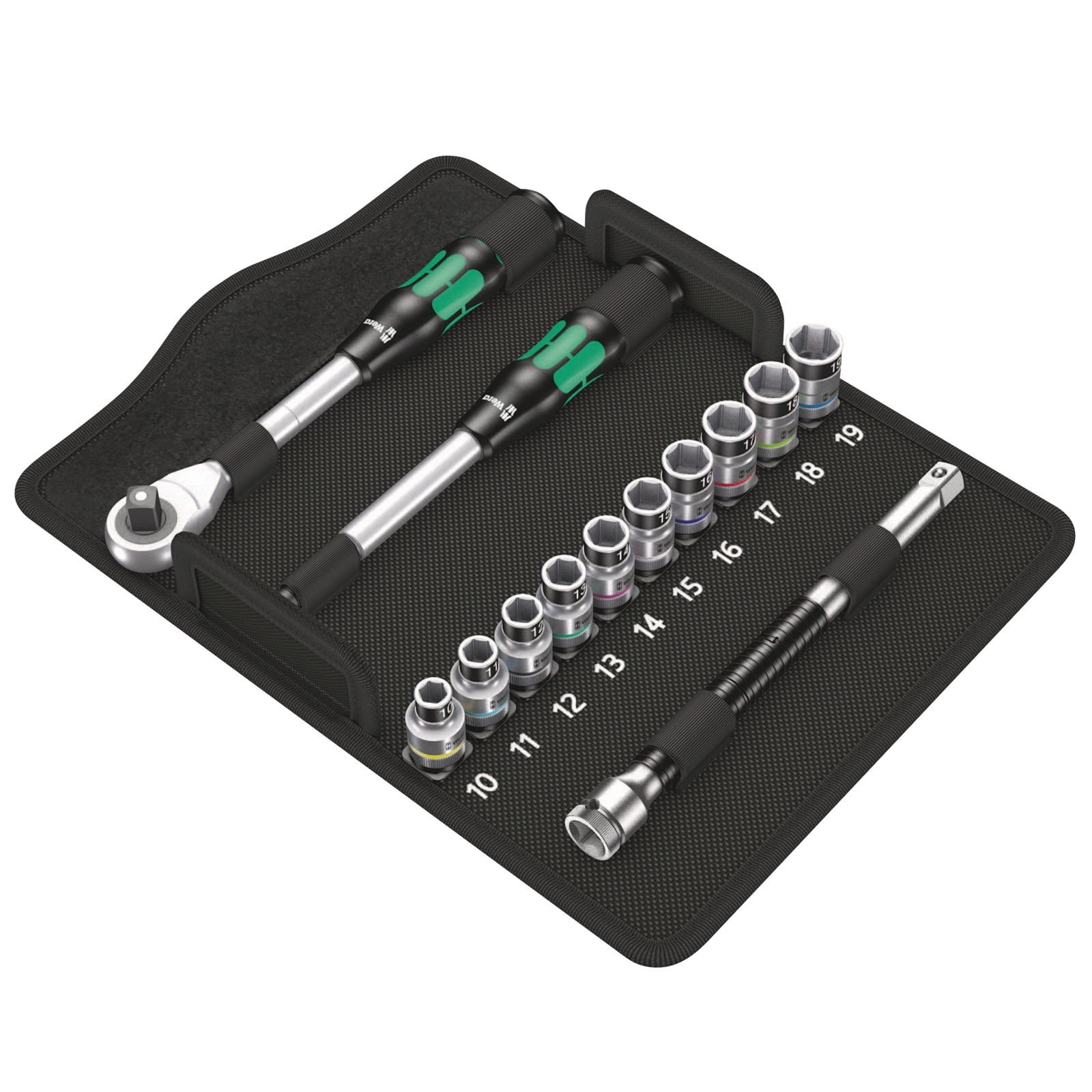 Un kit di attrezzi nero con cricchetto, bussole e barra di prolunga. Gli attrezzi sono argentati.