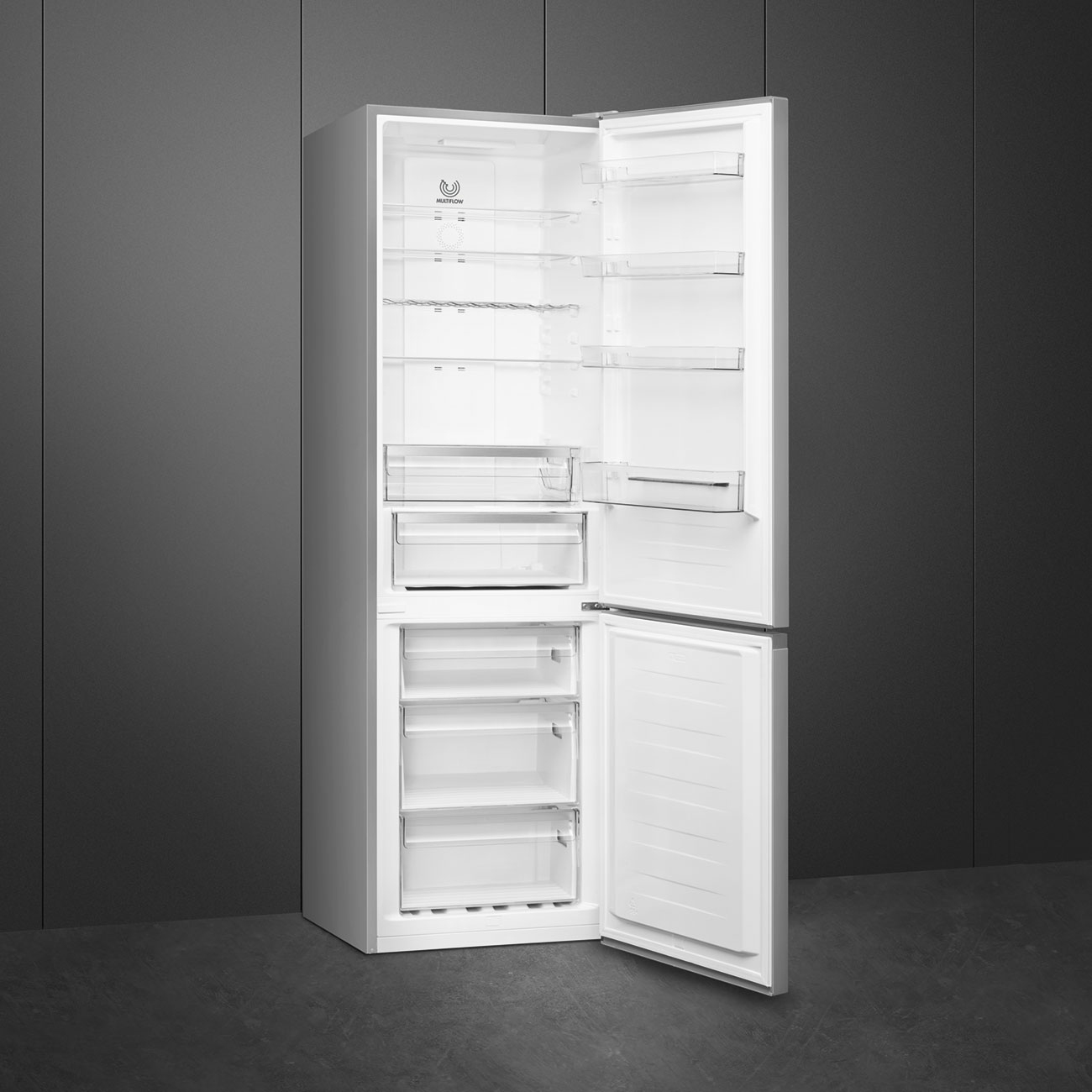 Un frigorifero bianco con la porta aperta, che mostra ripiani, cassetti e il congelatore.