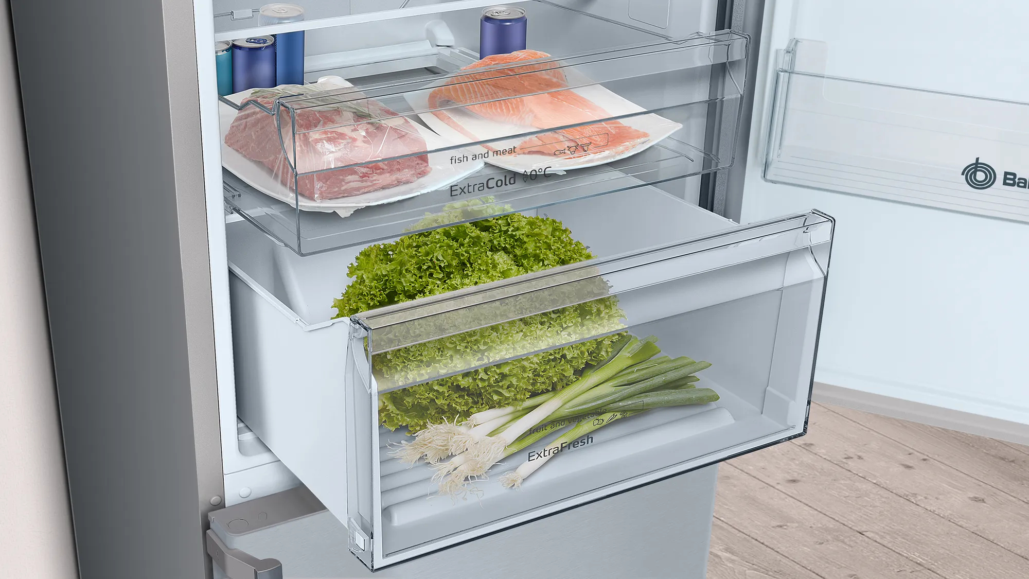 Refrigerador abierto con verduras y alimentos envasados en cajones.