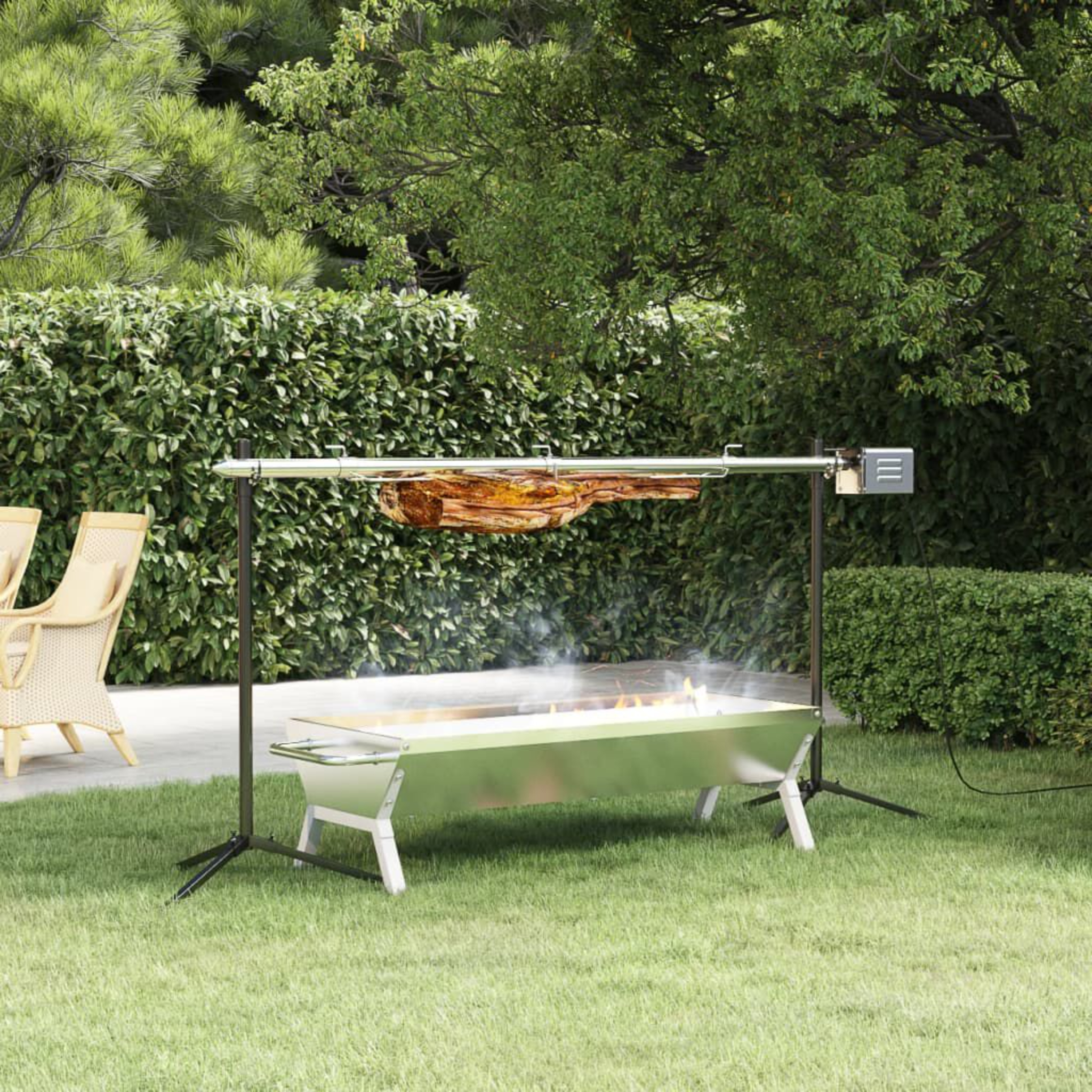 Ein Grill mit Fleisch über dem Feuer in einer grünen Außenumgebung mit Bäumen.