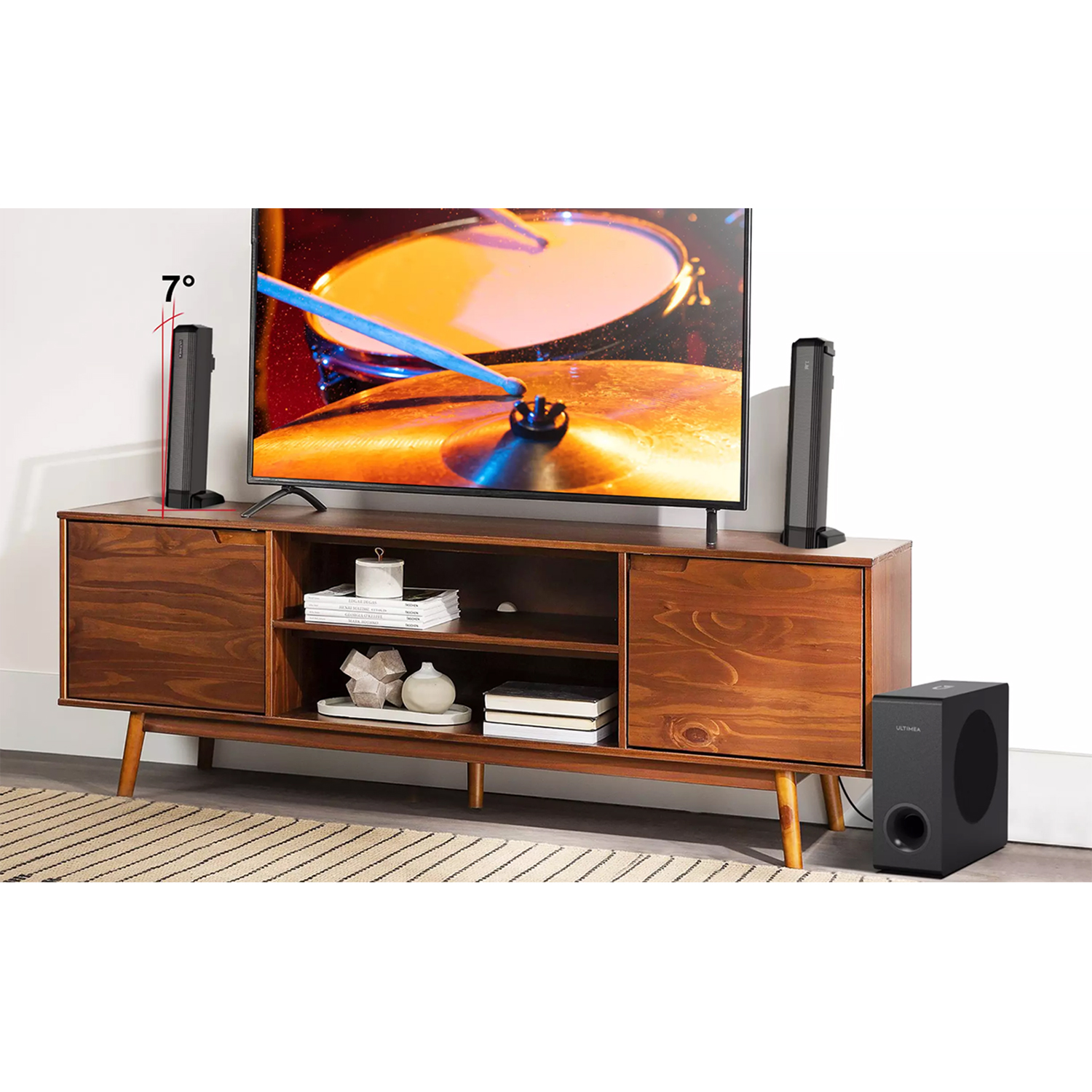 Dwa głośniki i subwoofer flankują TV, na ekranie perkusja.