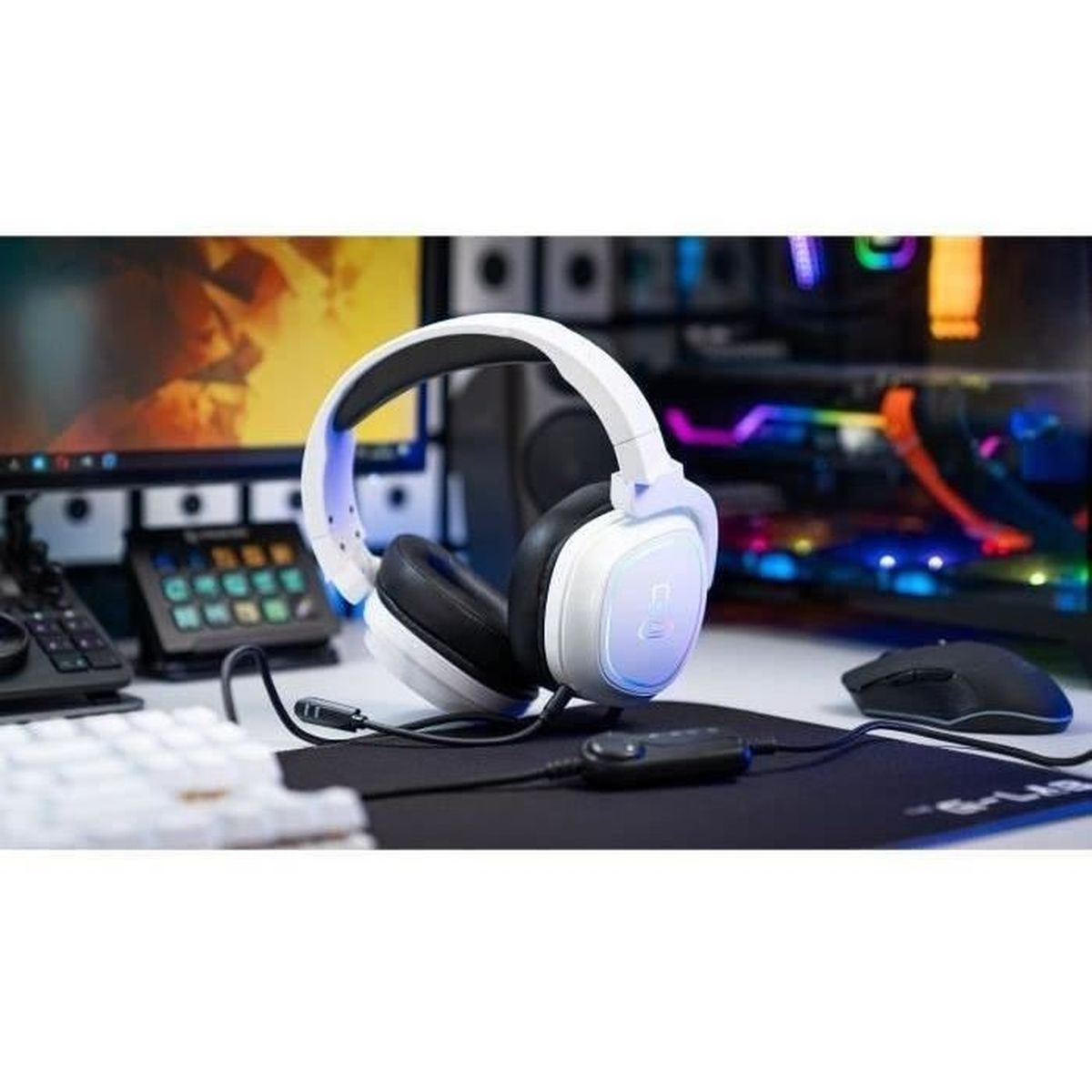 Weißes Gaming-Headset auf einem Schreibtisch mit Maus, Tastatur und anderen Gaming-Artikeln im Hintergrund.